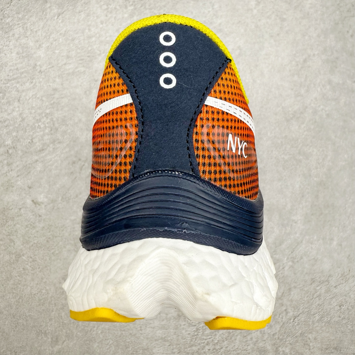 图片[8]-Saucony 索康尼ENDORPHIN Pro 啡速4 男女马拉松运动跑鞋 性能相比前几代再升级：鞋面采用全新升级的工学网设计 贴合脚部更透气 中底部分使用最新的PWRRUN+材质 搭配PWRRUN+鞋垫使中底的大幅加厚 10mm坡差进一步提供缓震、回弹性能 内底则采用了FORMFIT动态适应系统 动态契合脚型 提升包裹性和舒适性 提供更卓越的动态回馈体验 XT-900橡胶大底 可提供良好的抓地力和较强抗磨性能 尺码：36 36.5 37.5 38 38.5 39 40 40.5 41 42 42.5 43 44 44.5 45-选品中心