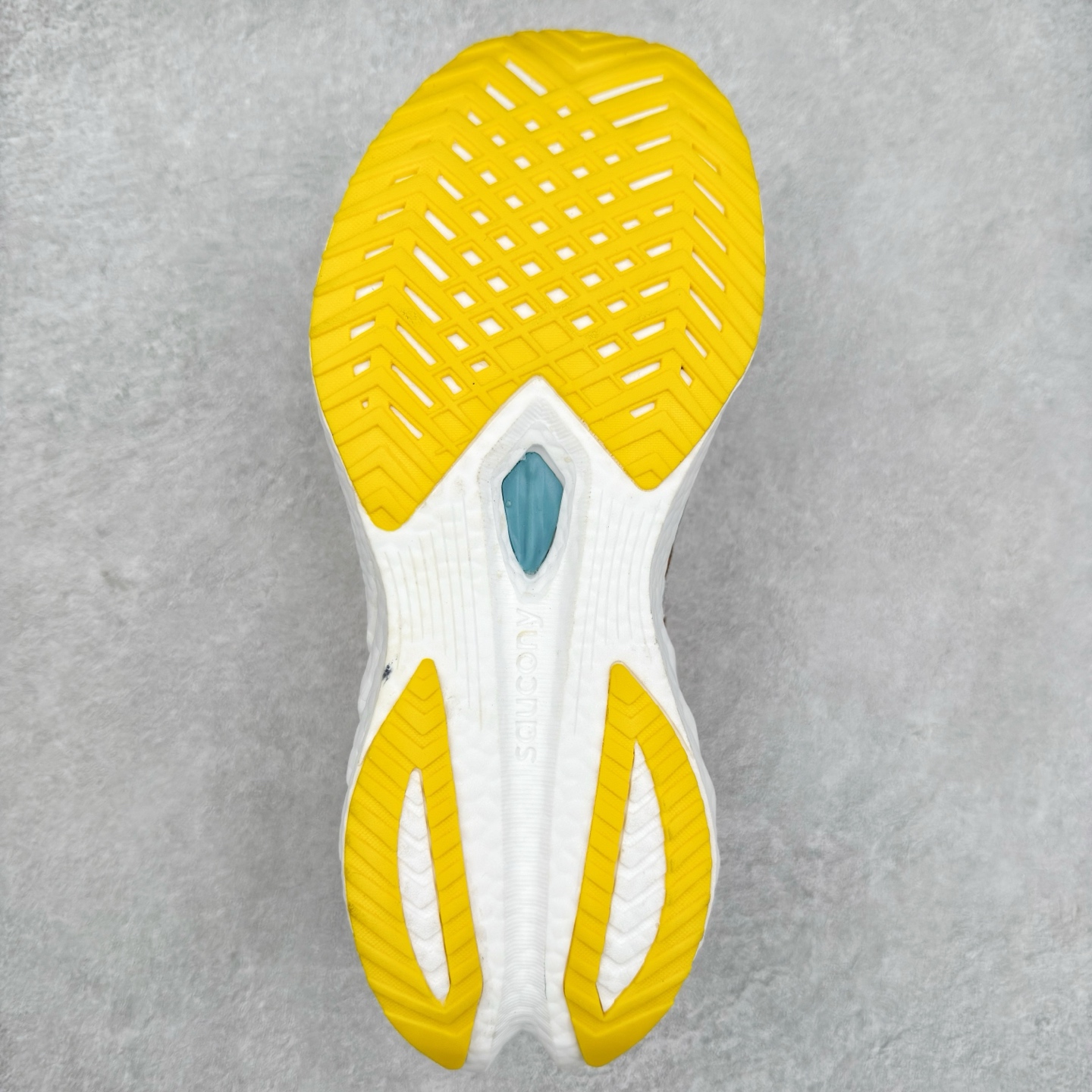 图片[9]-Saucony 索康尼ENDORPHIN Pro 啡速4 男女马拉松运动跑鞋 性能相比前几代再升级：鞋面采用全新升级的工学网设计 贴合脚部更透气 中底部分使用最新的PWRRUN+材质 搭配PWRRUN+鞋垫使中底的大幅加厚 10mm坡差进一步提供缓震、回弹性能 内底则采用了FORMFIT动态适应系统 动态契合脚型 提升包裹性和舒适性 提供更卓越的动态回馈体验 XT-900橡胶大底 可提供良好的抓地力和较强抗磨性能 尺码：36 36.5 37.5 38 38.5 39 40 40.5 41 42 42.5 43 44 44.5 45-选品中心