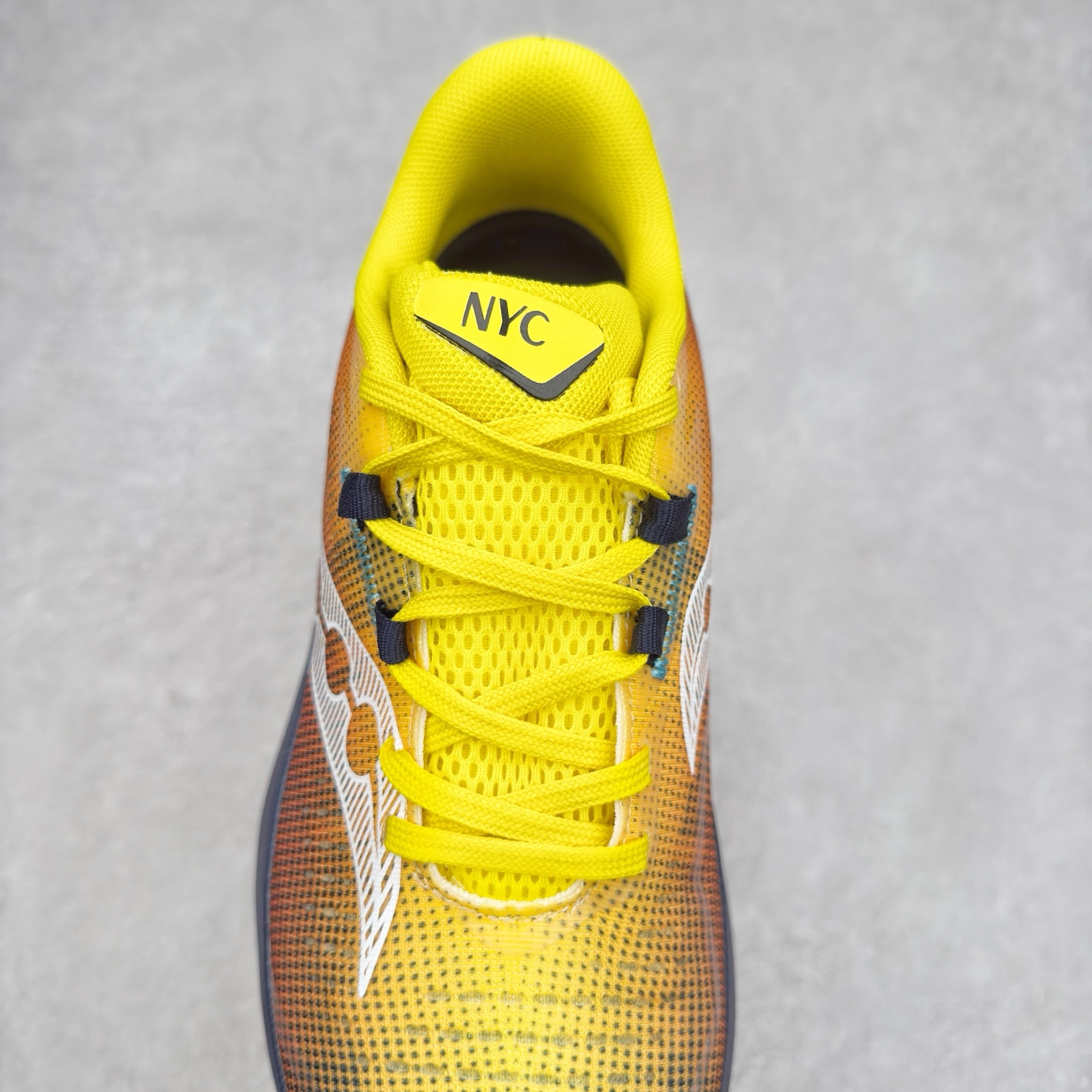 图片[5]-Saucony 索康尼ENDORPHIN Pro 啡速4 男女马拉松运动跑鞋 性能相比前几代再升级：鞋面采用全新升级的工学网设计 贴合脚部更透气 中底部分使用最新的PWRRUN+材质 搭配PWRRUN+鞋垫使中底的大幅加厚 10mm坡差进一步提供缓震、回弹性能 内底则采用了FORMFIT动态适应系统 动态契合脚型 提升包裹性和舒适性 提供更卓越的动态回馈体验 XT-900橡胶大底 可提供良好的抓地力和较强抗磨性能 尺码：36 36.5 37.5 38 38.5 39 40 40.5 41 42 42.5 43 44 44.5 45-选品中心