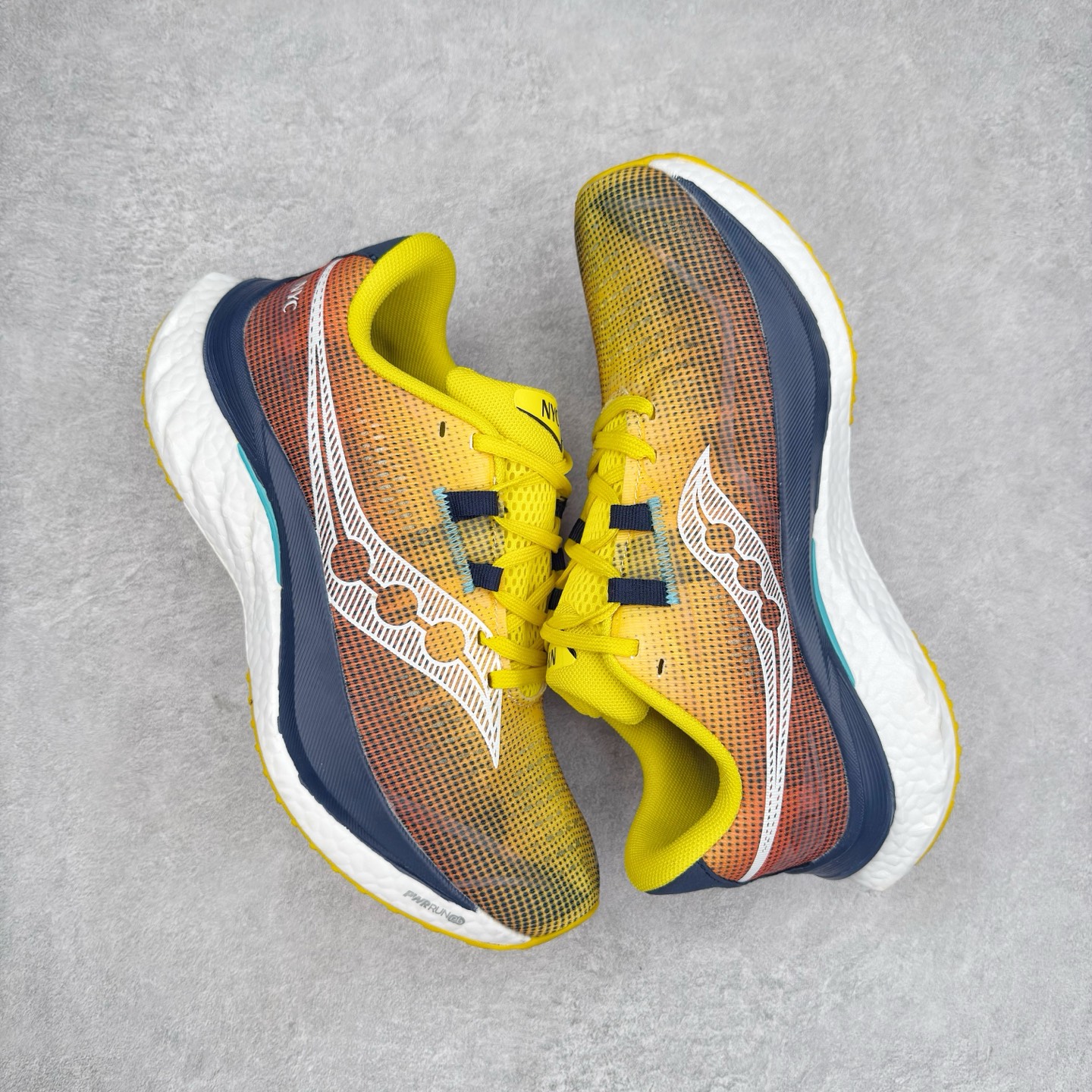 图片[3]-Saucony 索康尼ENDORPHIN Pro 啡速4 男女马拉松运动跑鞋 性能相比前几代再升级：鞋面采用全新升级的工学网设计 贴合脚部更透气 中底部分使用最新的PWRRUN+材质 搭配PWRRUN+鞋垫使中底的大幅加厚 10mm坡差进一步提供缓震、回弹性能 内底则采用了FORMFIT动态适应系统 动态契合脚型 提升包裹性和舒适性 提供更卓越的动态回馈体验 XT-900橡胶大底 可提供良好的抓地力和较强抗磨性能 尺码：36 36.5 37.5 38 38.5 39 40 40.5 41 42 42.5 43 44 44.5 45-选品中心