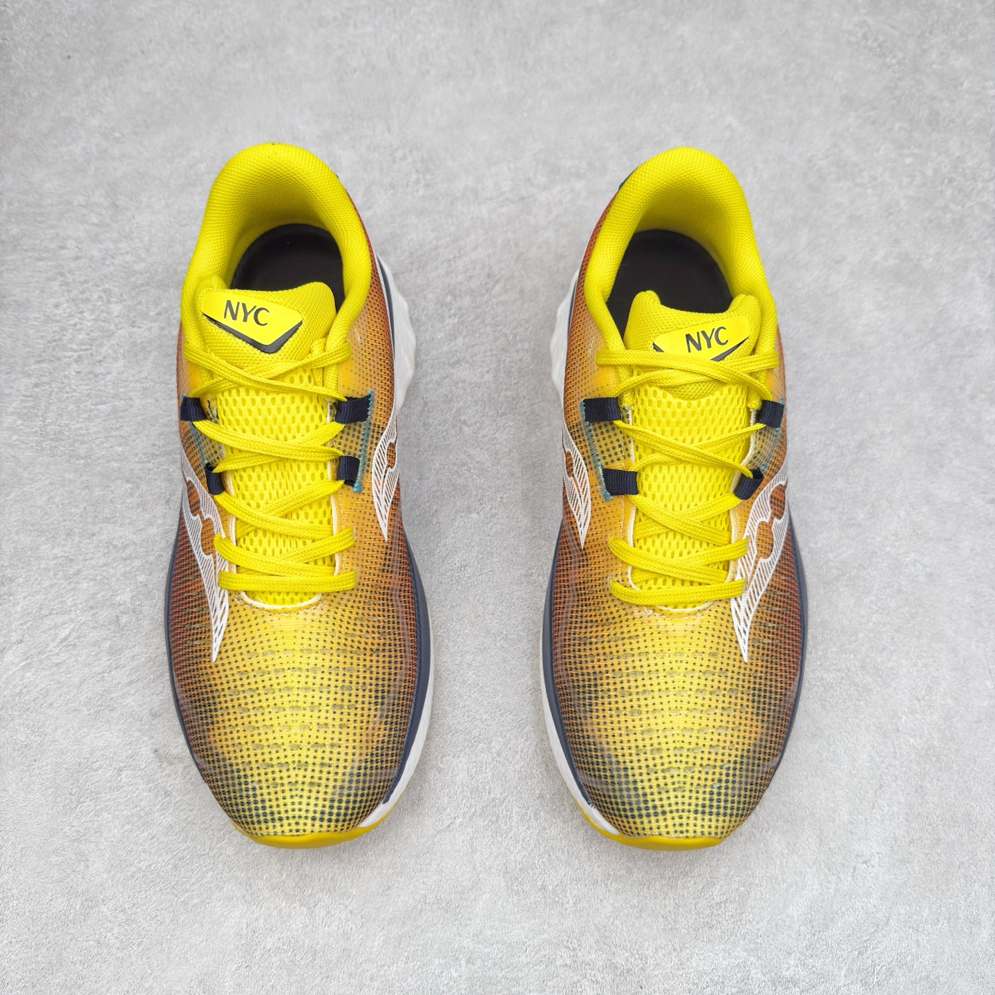 图片[2]-Saucony 索康尼ENDORPHIN Pro 啡速4 男女马拉松运动跑鞋 性能相比前几代再升级：鞋面采用全新升级的工学网设计 贴合脚部更透气 中底部分使用最新的PWRRUN+材质 搭配PWRRUN+鞋垫使中底的大幅加厚 10mm坡差进一步提供缓震、回弹性能 内底则采用了FORMFIT动态适应系统 动态契合脚型 提升包裹性和舒适性 提供更卓越的动态回馈体验 XT-900橡胶大底 可提供良好的抓地力和较强抗磨性能 尺码：36 36.5 37.5 38 38.5 39 40 40.5 41 42 42.5 43 44 44.5 45-选品中心