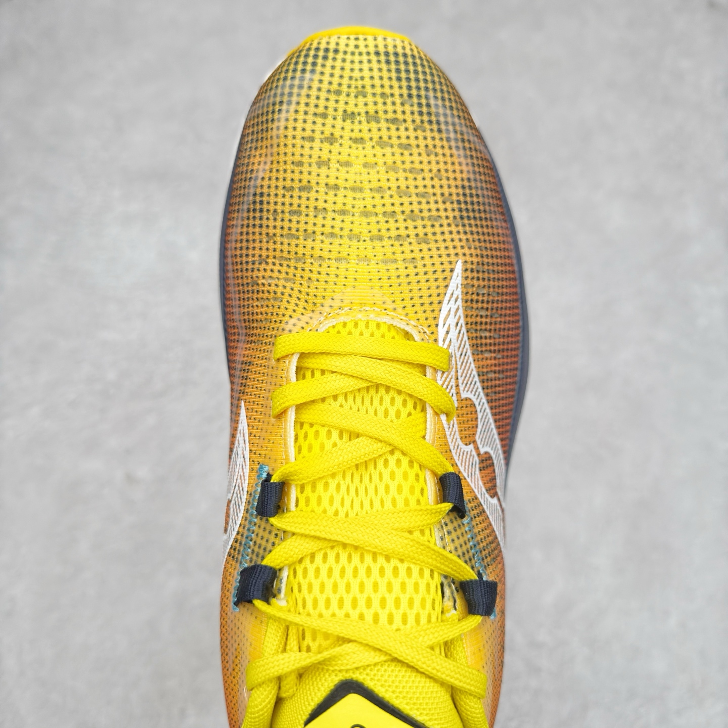 图片[4]-Saucony 索康尼ENDORPHIN Pro 啡速4 男女马拉松运动跑鞋 性能相比前几代再升级：鞋面采用全新升级的工学网设计 贴合脚部更透气 中底部分使用最新的PWRRUN+材质 搭配PWRRUN+鞋垫使中底的大幅加厚 10mm坡差进一步提供缓震、回弹性能 内底则采用了FORMFIT动态适应系统 动态契合脚型 提升包裹性和舒适性 提供更卓越的动态回馈体验 XT-900橡胶大底 可提供良好的抓地力和较强抗磨性能 尺码：36 36.5 37.5 38 38.5 39 40 40.5 41 42 42.5 43 44 44.5 45-选品中心