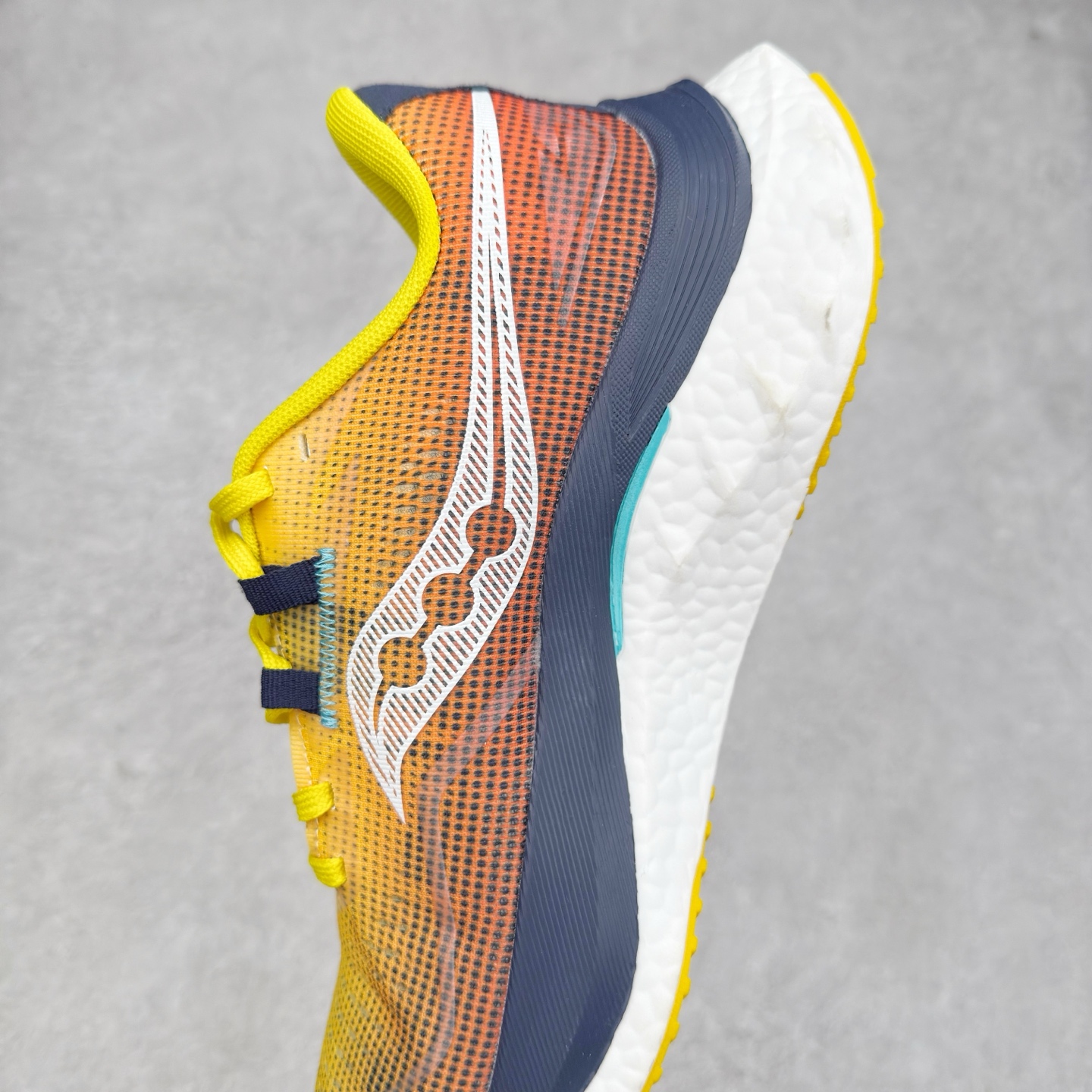 图片[7]-Saucony 索康尼ENDORPHIN Pro 啡速4 男女马拉松运动跑鞋 性能相比前几代再升级：鞋面采用全新升级的工学网设计 贴合脚部更透气 中底部分使用最新的PWRRUN+材质 搭配PWRRUN+鞋垫使中底的大幅加厚 10mm坡差进一步提供缓震、回弹性能 内底则采用了FORMFIT动态适应系统 动态契合脚型 提升包裹性和舒适性 提供更卓越的动态回馈体验 XT-900橡胶大底 可提供良好的抓地力和较强抗磨性能 尺码：36 36.5 37.5 38 38.5 39 40 40.5 41 42 42.5 43 44 44.5 45-选品中心