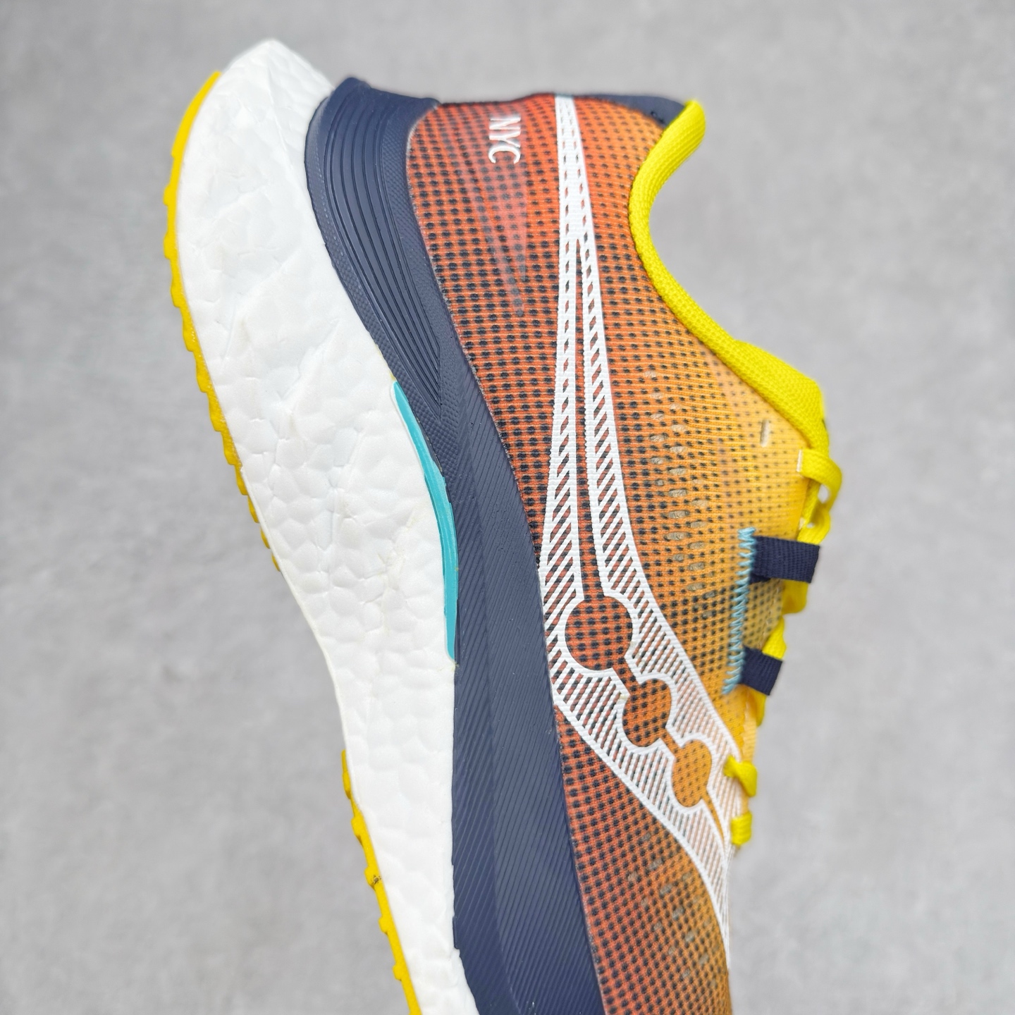 图片[6]-Saucony 索康尼ENDORPHIN Pro 啡速4 男女马拉松运动跑鞋 性能相比前几代再升级：鞋面采用全新升级的工学网设计 贴合脚部更透气 中底部分使用最新的PWRRUN+材质 搭配PWRRUN+鞋垫使中底的大幅加厚 10mm坡差进一步提供缓震、回弹性能 内底则采用了FORMFIT动态适应系统 动态契合脚型 提升包裹性和舒适性 提供更卓越的动态回馈体验 XT-900橡胶大底 可提供良好的抓地力和较强抗磨性能 尺码：36 36.5 37.5 38 38.5 39 40 40.5 41 42 42.5 43 44 44.5 45-选品中心