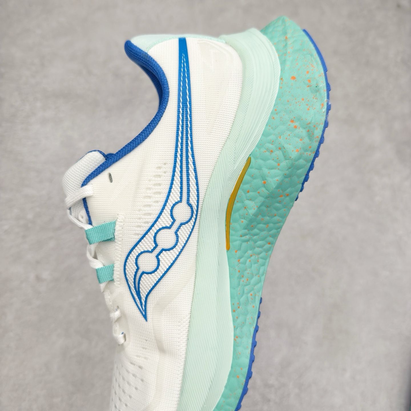 图片[7]-Saucony 索康尼ENDORPHIN Pro 啡速4 男女马拉松运动跑鞋 性能相比前几代再升级：鞋面采用全新升级的工学网设计 贴合脚部更透气 中底部分使用最新的PWRRUN+材质 搭配PWRRUN+鞋垫使中底的大幅加厚 10mm坡差进一步提供缓震、回弹性能 内底则采用了FORMFIT动态适应系统 动态契合脚型 提升包裹性和舒适性 提供更卓越的动态回馈体验 XT-900橡胶大底 可提供良好的抓地力和较强抗磨性能 尺码：36 36.5 37.5 38 38.5 39 40 40.5 41 42 42.5 43 44 44.5 45-选品中心