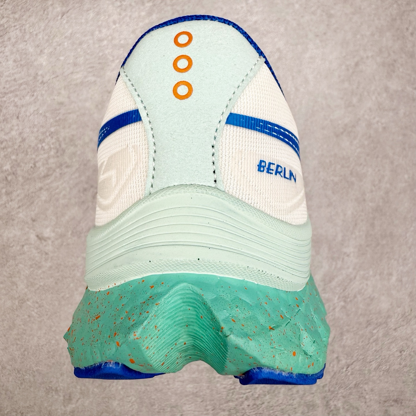 图片[8]-Saucony 索康尼ENDORPHIN Pro 啡速4 男女马拉松运动跑鞋 性能相比前几代再升级：鞋面采用全新升级的工学网设计 贴合脚部更透气 中底部分使用最新的PWRRUN+材质 搭配PWRRUN+鞋垫使中底的大幅加厚 10mm坡差进一步提供缓震、回弹性能 内底则采用了FORMFIT动态适应系统 动态契合脚型 提升包裹性和舒适性 提供更卓越的动态回馈体验 XT-900橡胶大底 可提供良好的抓地力和较强抗磨性能 尺码：36 36.5 37.5 38 38.5 39 40 40.5 41 42 42.5 43 44 44.5 45-选品中心