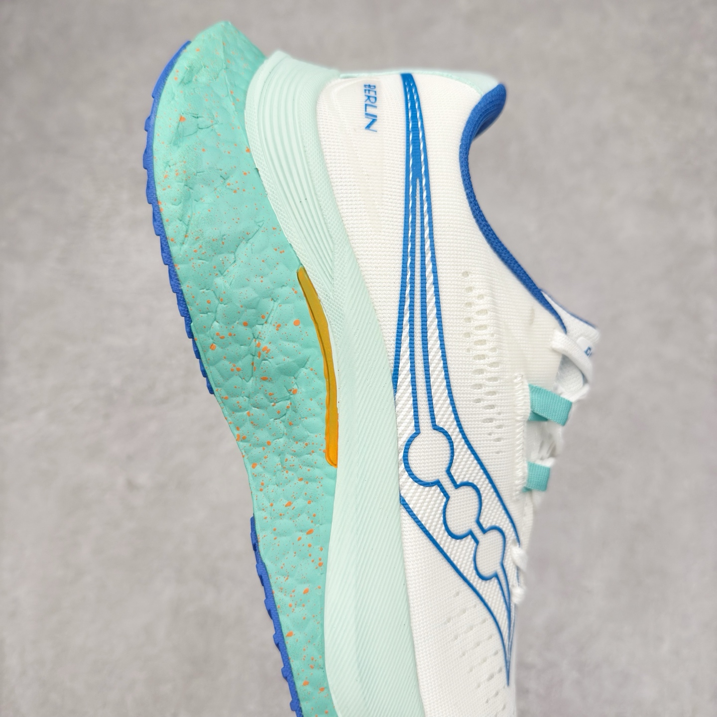 图片[6]-Saucony 索康尼ENDORPHIN Pro 啡速4 男女马拉松运动跑鞋 性能相比前几代再升级：鞋面采用全新升级的工学网设计 贴合脚部更透气 中底部分使用最新的PWRRUN+材质 搭配PWRRUN+鞋垫使中底的大幅加厚 10mm坡差进一步提供缓震、回弹性能 内底则采用了FORMFIT动态适应系统 动态契合脚型 提升包裹性和舒适性 提供更卓越的动态回馈体验 XT-900橡胶大底 可提供良好的抓地力和较强抗磨性能 尺码：36 36.5 37.5 38 38.5 39 40 40.5 41 42 42.5 43 44 44.5 45-选品中心