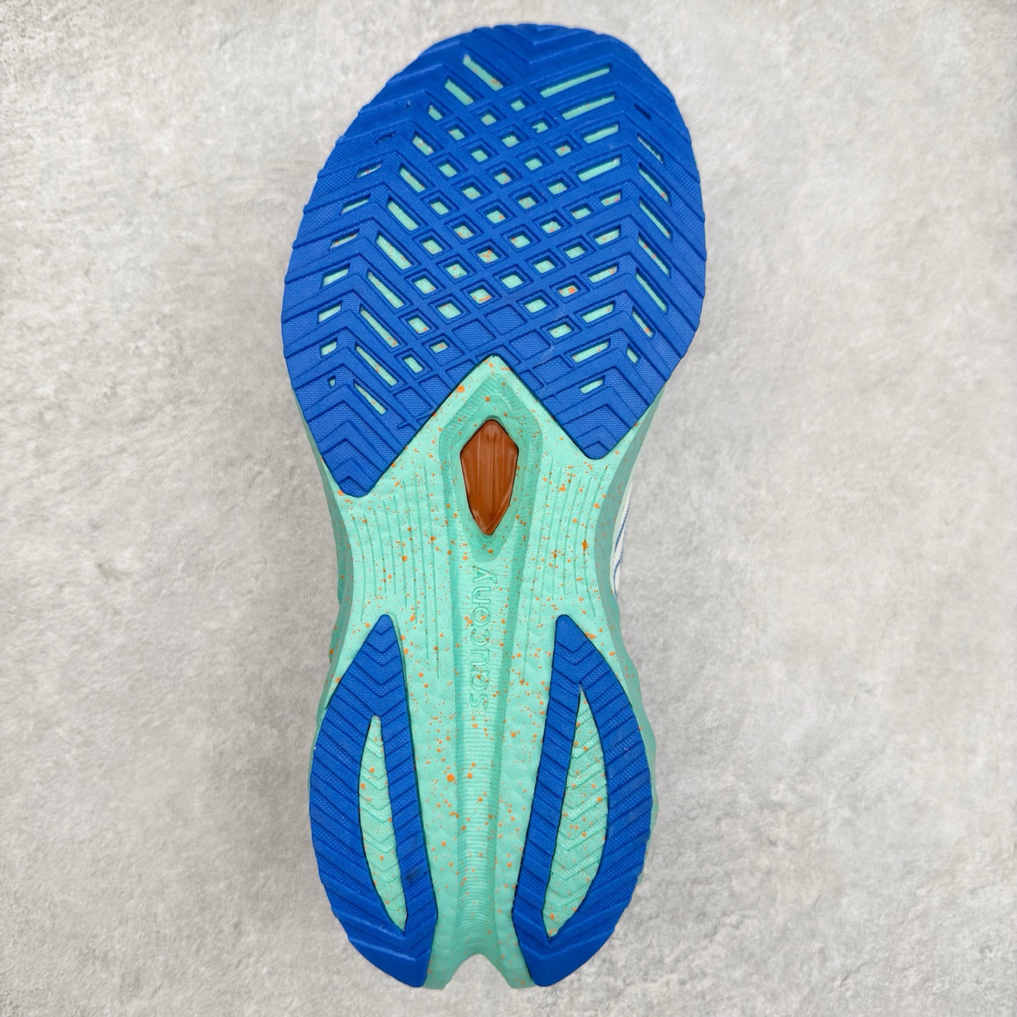 图片[9]-Saucony 索康尼ENDORPHIN Pro 啡速4 男女马拉松运动跑鞋 性能相比前几代再升级：鞋面采用全新升级的工学网设计 贴合脚部更透气 中底部分使用最新的PWRRUN+材质 搭配PWRRUN+鞋垫使中底的大幅加厚 10mm坡差进一步提供缓震、回弹性能 内底则采用了FORMFIT动态适应系统 动态契合脚型 提升包裹性和舒适性 提供更卓越的动态回馈体验 XT-900橡胶大底 可提供良好的抓地力和较强抗磨性能 尺码：36 36.5 37.5 38 38.5 39 40 40.5 41 42 42.5 43 44 44.5 45-选品中心