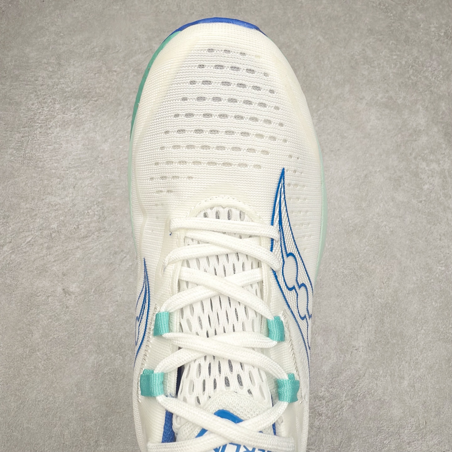 图片[4]-Saucony 索康尼ENDORPHIN Pro 啡速4 男女马拉松运动跑鞋 性能相比前几代再升级：鞋面采用全新升级的工学网设计 贴合脚部更透气 中底部分使用最新的PWRRUN+材质 搭配PWRRUN+鞋垫使中底的大幅加厚 10mm坡差进一步提供缓震、回弹性能 内底则采用了FORMFIT动态适应系统 动态契合脚型 提升包裹性和舒适性 提供更卓越的动态回馈体验 XT-900橡胶大底 可提供良好的抓地力和较强抗磨性能 尺码：36 36.5 37.5 38 38.5 39 40 40.5 41 42 42.5 43 44 44.5 45-选品中心