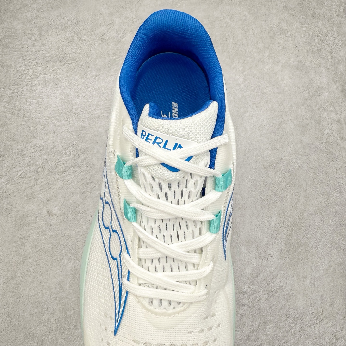 图片[5]-Saucony 索康尼ENDORPHIN Pro 啡速4 男女马拉松运动跑鞋 性能相比前几代再升级：鞋面采用全新升级的工学网设计 贴合脚部更透气 中底部分使用最新的PWRRUN+材质 搭配PWRRUN+鞋垫使中底的大幅加厚 10mm坡差进一步提供缓震、回弹性能 内底则采用了FORMFIT动态适应系统 动态契合脚型 提升包裹性和舒适性 提供更卓越的动态回馈体验 XT-900橡胶大底 可提供良好的抓地力和较强抗磨性能 尺码：36 36.5 37.5 38 38.5 39 40 40.5 41 42 42.5 43 44 44.5 45-选品中心