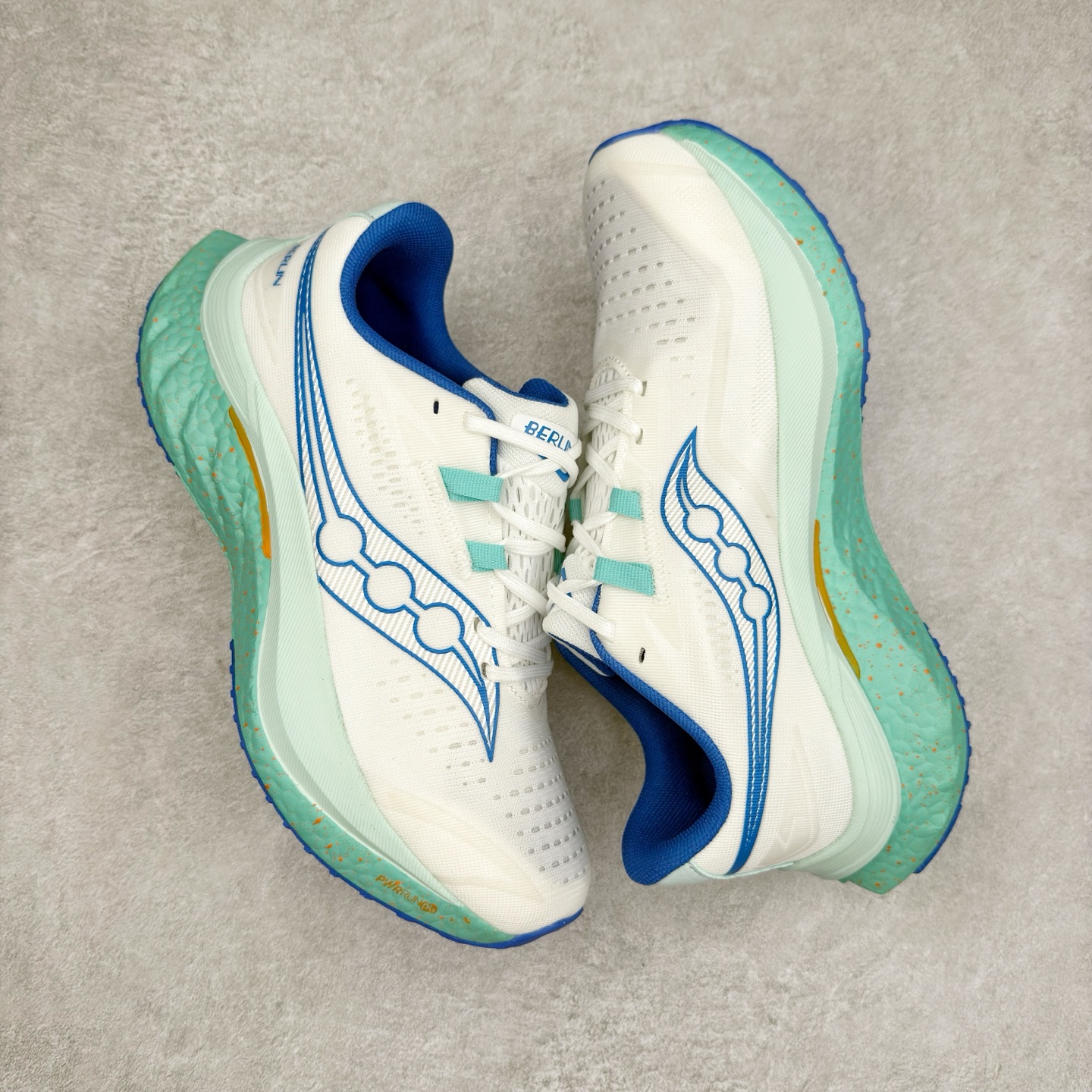 图片[3]-Saucony 索康尼ENDORPHIN Pro 啡速4 男女马拉松运动跑鞋 性能相比前几代再升级：鞋面采用全新升级的工学网设计 贴合脚部更透气 中底部分使用最新的PWRRUN+材质 搭配PWRRUN+鞋垫使中底的大幅加厚 10mm坡差进一步提供缓震、回弹性能 内底则采用了FORMFIT动态适应系统 动态契合脚型 提升包裹性和舒适性 提供更卓越的动态回馈体验 XT-900橡胶大底 可提供良好的抓地力和较强抗磨性能 尺码：36 36.5 37.5 38 38.5 39 40 40.5 41 42 42.5 43 44 44.5 45-选品中心