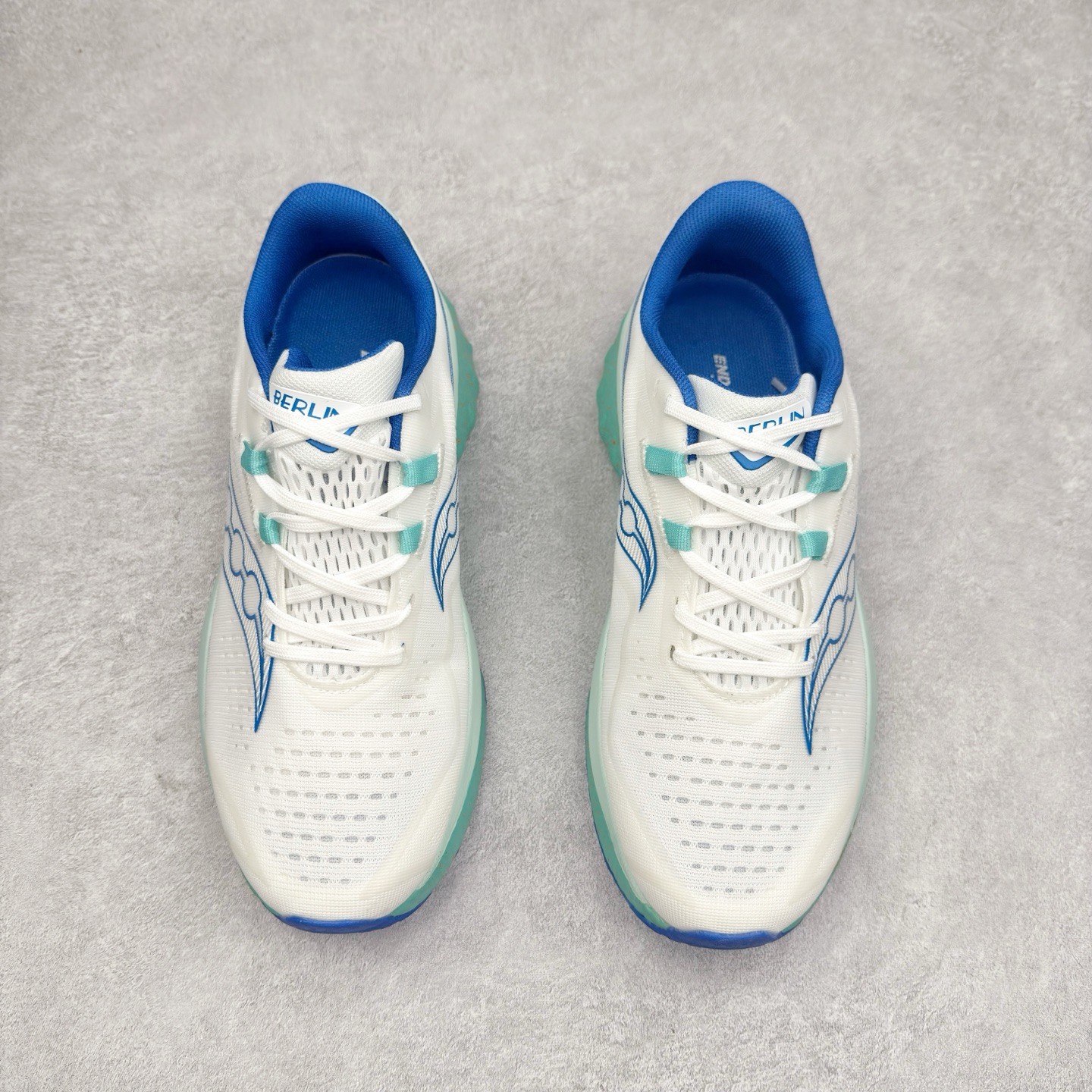 图片[2]-Saucony 索康尼ENDORPHIN Pro 啡速4 男女马拉松运动跑鞋 性能相比前几代再升级：鞋面采用全新升级的工学网设计 贴合脚部更透气 中底部分使用最新的PWRRUN+材质 搭配PWRRUN+鞋垫使中底的大幅加厚 10mm坡差进一步提供缓震、回弹性能 内底则采用了FORMFIT动态适应系统 动态契合脚型 提升包裹性和舒适性 提供更卓越的动态回馈体验 XT-900橡胶大底 可提供良好的抓地力和较强抗磨性能 尺码：36 36.5 37.5 38 38.5 39 40 40.5 41 42 42.5 43 44 44.5 45-选品中心