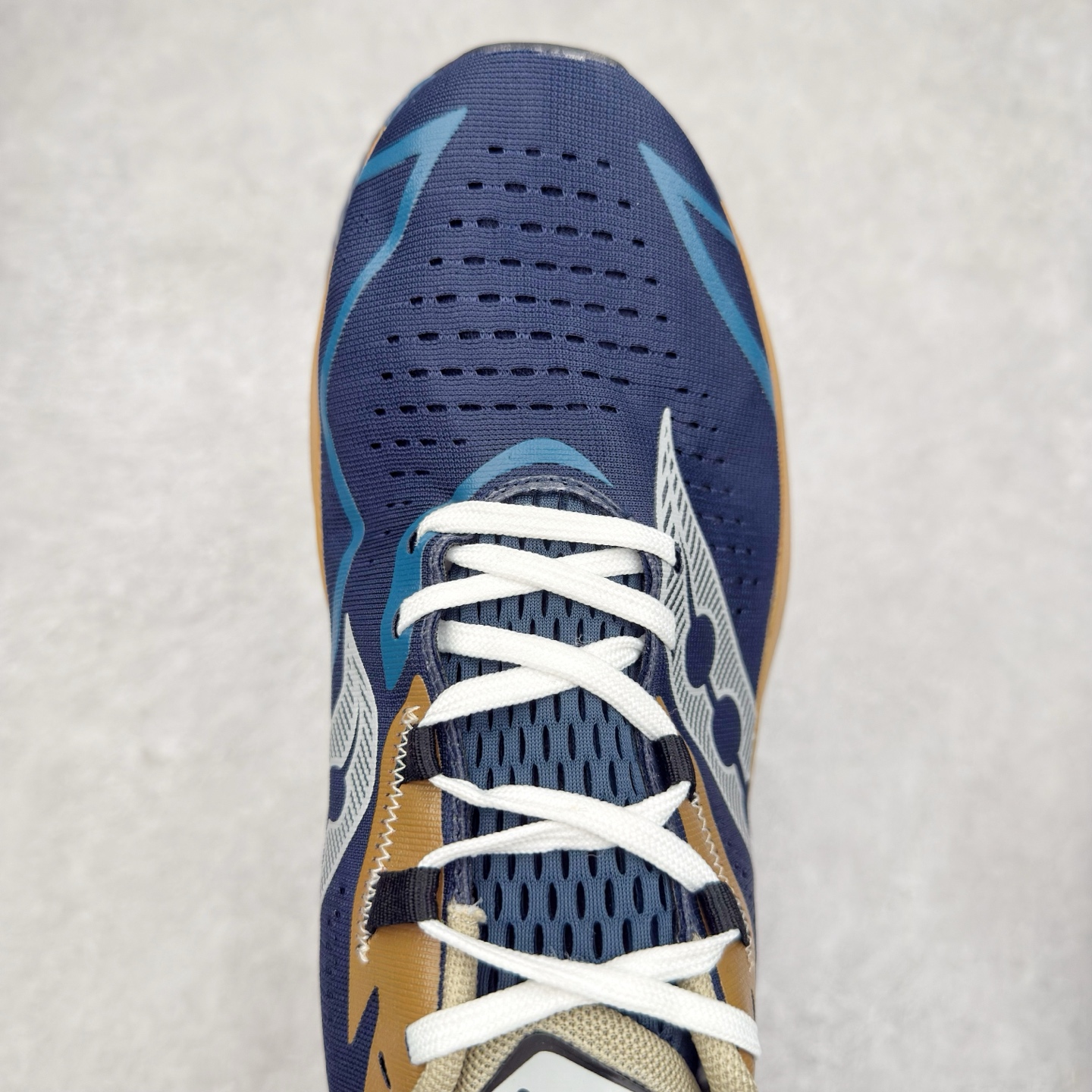 图片[4]-Saucony 索康尼ENDORPHIN Pro 啡速4 男女马拉松运动跑鞋 性能相比前几代再升级：鞋面采用全新升级的工学网设计 贴合脚部更透气 中底部分使用最新的PWRRUN+材质 搭配PWRRUN+鞋垫使中底的大幅加厚 10mm坡差进一步提供缓震、回弹性能 内底则采用了FORMFIT动态适应系统 动态契合脚型 提升包裹性和舒适性 提供更卓越的动态回馈体验 XT-900橡胶大底 可提供良好的抓地力和较强抗磨性能 尺码：36 36.5 37.5 38 38.5 39 40 40.5 41 42 42.5 43 44 44.5 45-选品中心