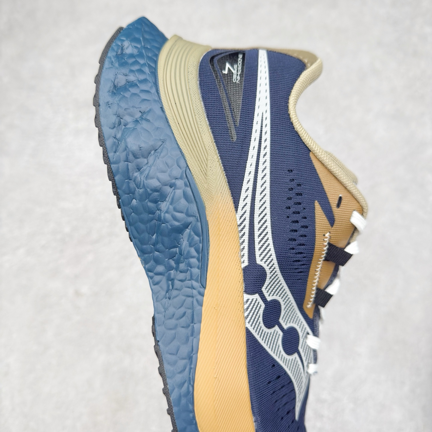 图片[6]-Saucony 索康尼ENDORPHIN Pro 啡速4 男女马拉松运动跑鞋 性能相比前几代再升级：鞋面采用全新升级的工学网设计 贴合脚部更透气 中底部分使用最新的PWRRUN+材质 搭配PWRRUN+鞋垫使中底的大幅加厚 10mm坡差进一步提供缓震、回弹性能 内底则采用了FORMFIT动态适应系统 动态契合脚型 提升包裹性和舒适性 提供更卓越的动态回馈体验 XT-900橡胶大底 可提供良好的抓地力和较强抗磨性能 尺码：36 36.5 37.5 38 38.5 39 40 40.5 41 42 42.5 43 44 44.5 45-选品中心