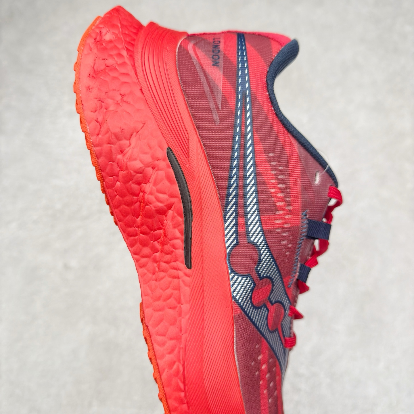 图片[6]-Saucony 索康尼ENDORPHIN Pro 啡速4 男女马拉松运动跑鞋 性能相比前几代再升级：鞋面采用全新升级的工学网设计 贴合脚部更透气 中底部分使用最新的PWRRUN+材质 搭配PWRRUN+鞋垫使中底的大幅加厚 10mm坡差进一步提供缓震、回弹性能 内底则采用了FORMFIT动态适应系统 动态契合脚型 提升包裹性和舒适性 提供更卓越的动态回馈体验 XT-900橡胶大底 可提供良好的抓地力和较强抗磨性能 尺码：36 36.5 37.5 38 38.5 39 40 40.5 41 42 42.5 43 44 44.5 45-选品中心