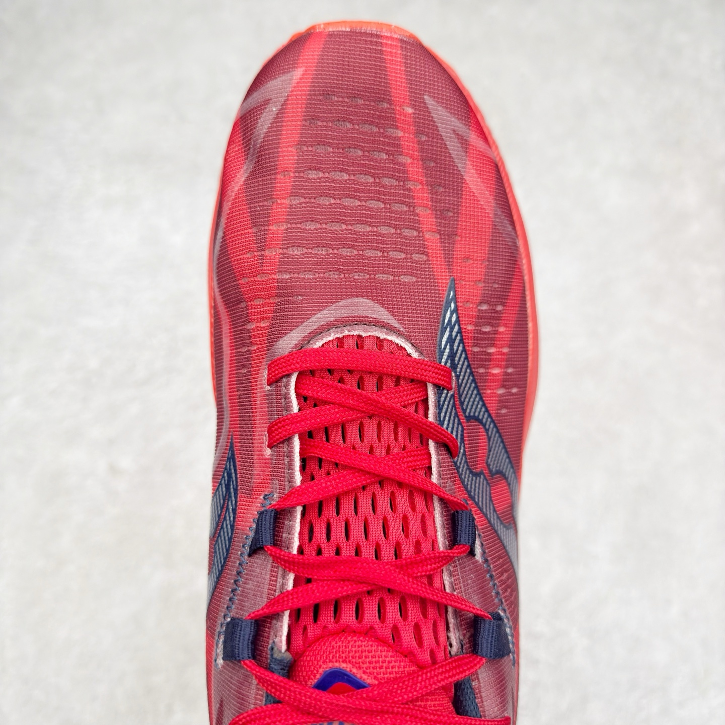 图片[4]-Saucony 索康尼ENDORPHIN Pro 啡速4 男女马拉松运动跑鞋 性能相比前几代再升级：鞋面采用全新升级的工学网设计 贴合脚部更透气 中底部分使用最新的PWRRUN+材质 搭配PWRRUN+鞋垫使中底的大幅加厚 10mm坡差进一步提供缓震、回弹性能 内底则采用了FORMFIT动态适应系统 动态契合脚型 提升包裹性和舒适性 提供更卓越的动态回馈体验 XT-900橡胶大底 可提供良好的抓地力和较强抗磨性能 尺码：36 36.5 37.5 38 38.5 39 40 40.5 41 42 42.5 43 44 44.5 45-选品中心