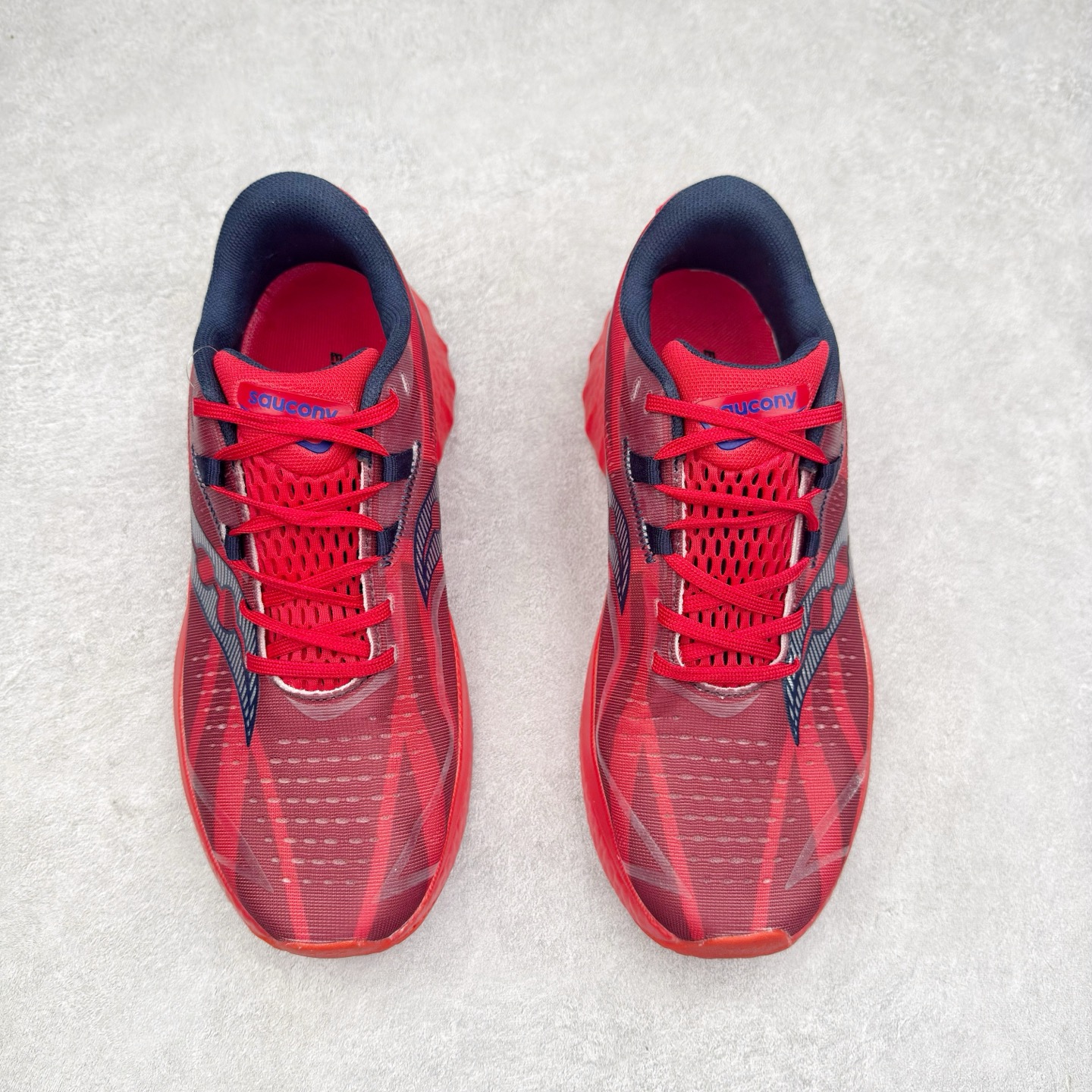 图片[2]-Saucony 索康尼ENDORPHIN Pro 啡速4 男女马拉松运动跑鞋 性能相比前几代再升级：鞋面采用全新升级的工学网设计 贴合脚部更透气 中底部分使用最新的PWRRUN+材质 搭配PWRRUN+鞋垫使中底的大幅加厚 10mm坡差进一步提供缓震、回弹性能 内底则采用了FORMFIT动态适应系统 动态契合脚型 提升包裹性和舒适性 提供更卓越的动态回馈体验 XT-900橡胶大底 可提供良好的抓地力和较强抗磨性能 尺码：36 36.5 37.5 38 38.5 39 40 40.5 41 42 42.5 43 44 44.5 45-选品中心