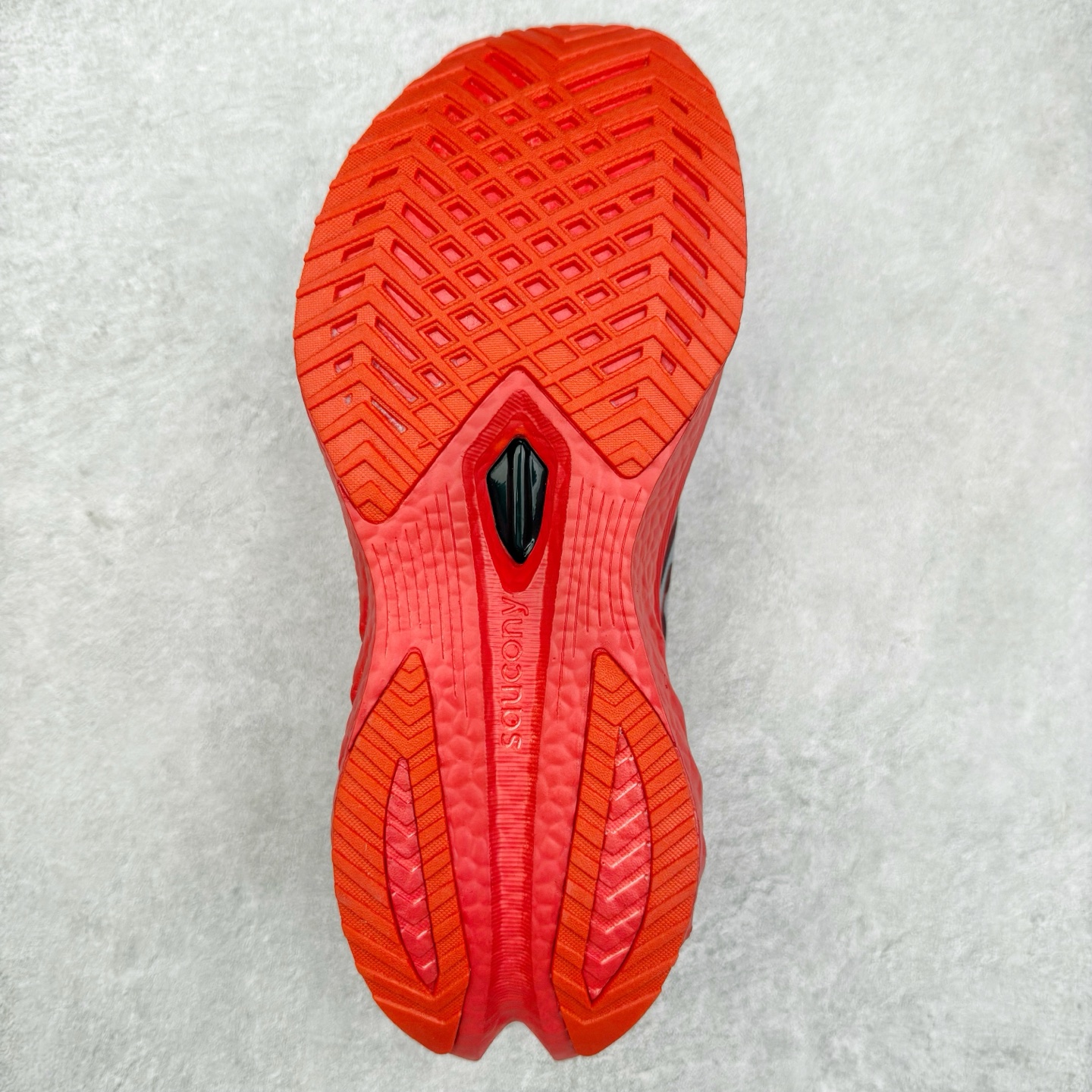 图片[9]-Saucony 索康尼ENDORPHIN Pro 啡速4 男女马拉松运动跑鞋 性能相比前几代再升级：鞋面采用全新升级的工学网设计 贴合脚部更透气 中底部分使用最新的PWRRUN+材质 搭配PWRRUN+鞋垫使中底的大幅加厚 10mm坡差进一步提供缓震、回弹性能 内底则采用了FORMFIT动态适应系统 动态契合脚型 提升包裹性和舒适性 提供更卓越的动态回馈体验 XT-900橡胶大底 可提供良好的抓地力和较强抗磨性能 尺码：36 36.5 37.5 38 38.5 39 40 40.5 41 42 42.5 43 44 44.5 45-选品中心