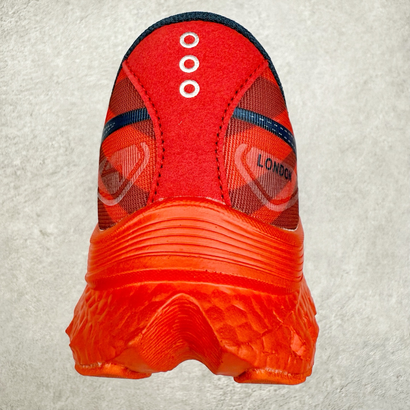 图片[8]-Saucony 索康尼ENDORPHIN Pro 啡速4 男女马拉松运动跑鞋 性能相比前几代再升级：鞋面采用全新升级的工学网设计 贴合脚部更透气 中底部分使用最新的PWRRUN+材质 搭配PWRRUN+鞋垫使中底的大幅加厚 10mm坡差进一步提供缓震、回弹性能 内底则采用了FORMFIT动态适应系统 动态契合脚型 提升包裹性和舒适性 提供更卓越的动态回馈体验 XT-900橡胶大底 可提供良好的抓地力和较强抗磨性能 尺码：36 36.5 37.5 38 38.5 39 40 40.5 41 42 42.5 43 44 44.5 45-选品中心