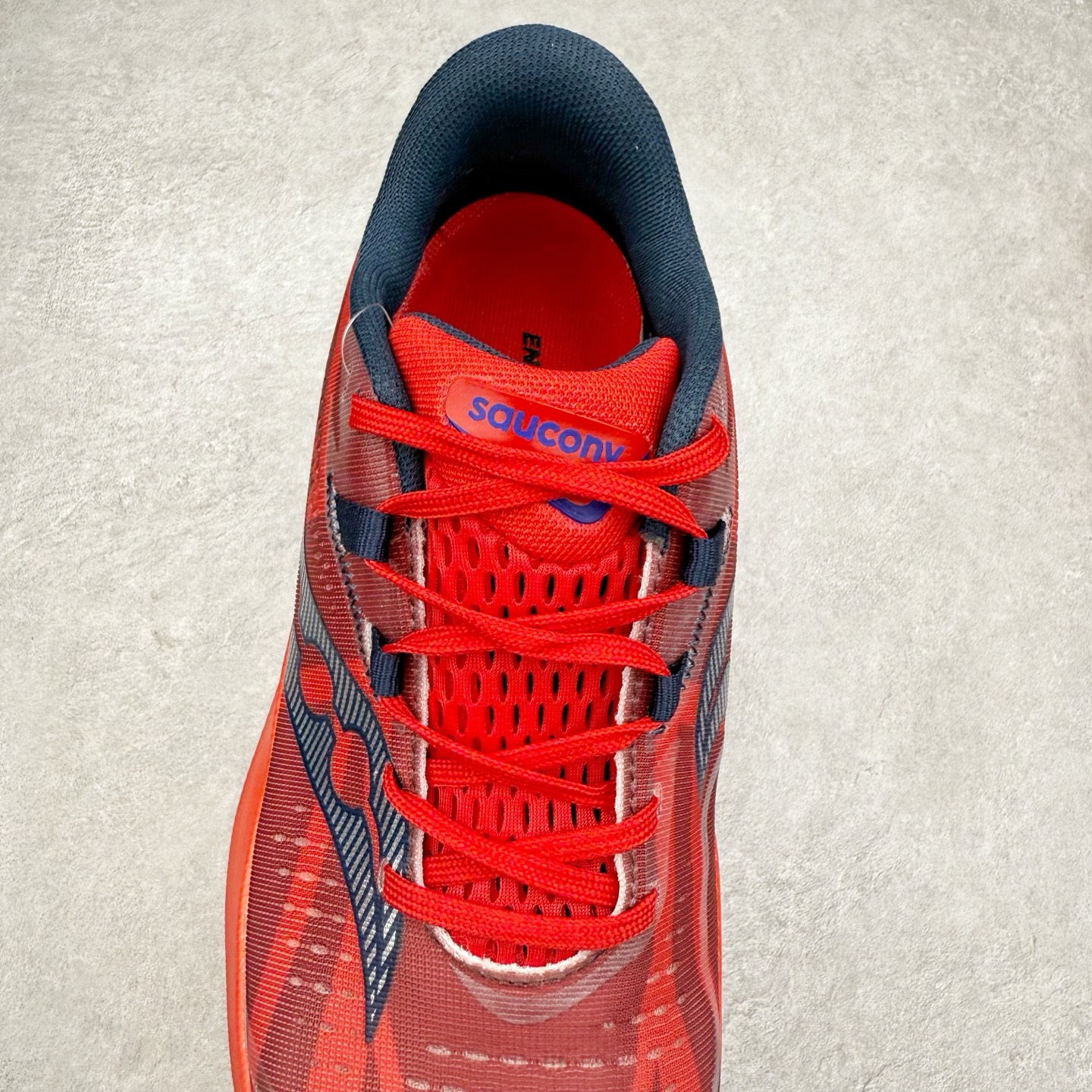 图片[5]-Saucony 索康尼ENDORPHIN Pro 啡速4 男女马拉松运动跑鞋 性能相比前几代再升级：鞋面采用全新升级的工学网设计 贴合脚部更透气 中底部分使用最新的PWRRUN+材质 搭配PWRRUN+鞋垫使中底的大幅加厚 10mm坡差进一步提供缓震、回弹性能 内底则采用了FORMFIT动态适应系统 动态契合脚型 提升包裹性和舒适性 提供更卓越的动态回馈体验 XT-900橡胶大底 可提供良好的抓地力和较强抗磨性能 尺码：36 36.5 37.5 38 38.5 39 40 40.5 41 42 42.5 43 44 44.5 45-选品中心