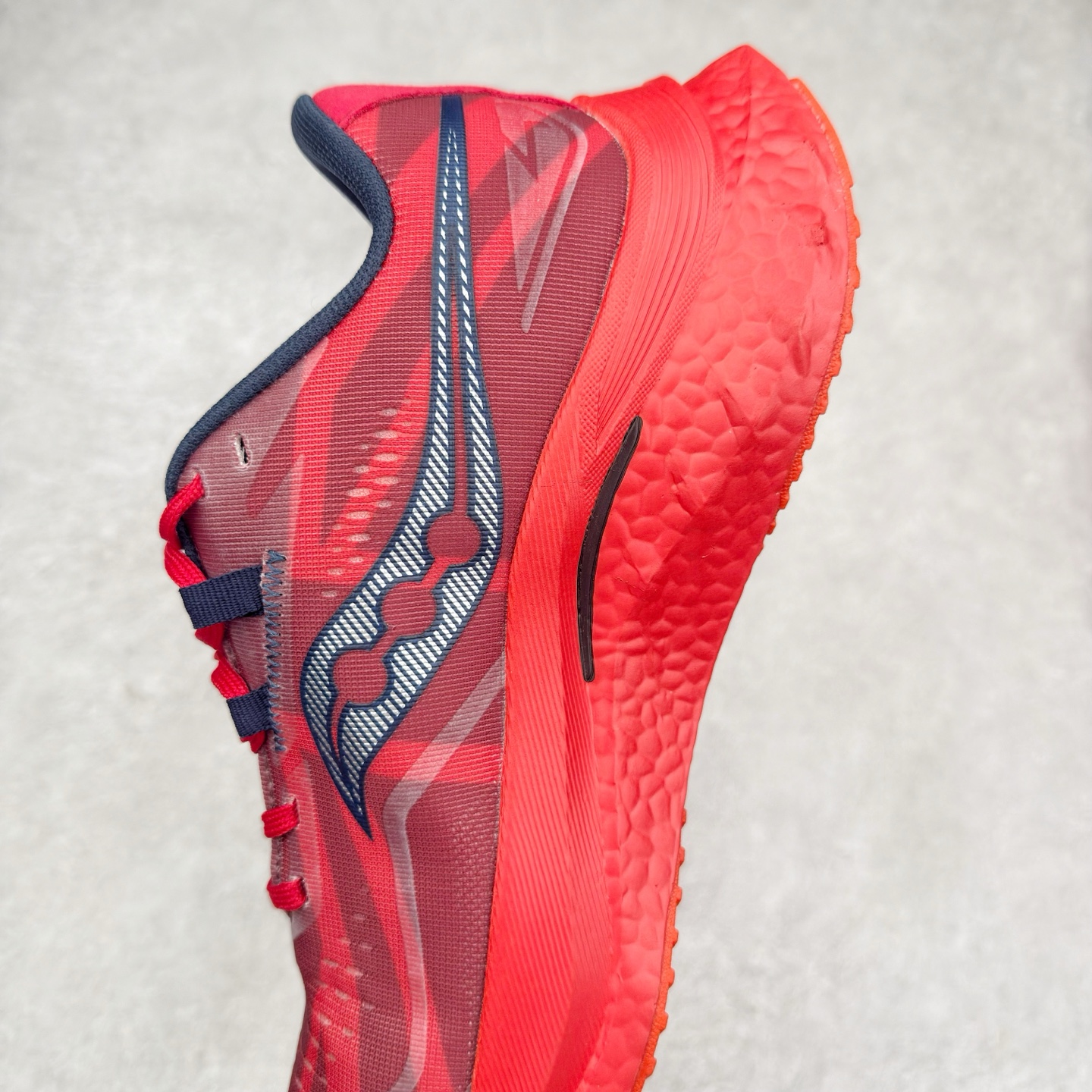 图片[7]-Saucony 索康尼ENDORPHIN Pro 啡速4 男女马拉松运动跑鞋 性能相比前几代再升级：鞋面采用全新升级的工学网设计 贴合脚部更透气 中底部分使用最新的PWRRUN+材质 搭配PWRRUN+鞋垫使中底的大幅加厚 10mm坡差进一步提供缓震、回弹性能 内底则采用了FORMFIT动态适应系统 动态契合脚型 提升包裹性和舒适性 提供更卓越的动态回馈体验 XT-900橡胶大底 可提供良好的抓地力和较强抗磨性能 尺码：36 36.5 37.5 38 38.5 39 40 40.5 41 42 42.5 43 44 44.5 45-选品中心