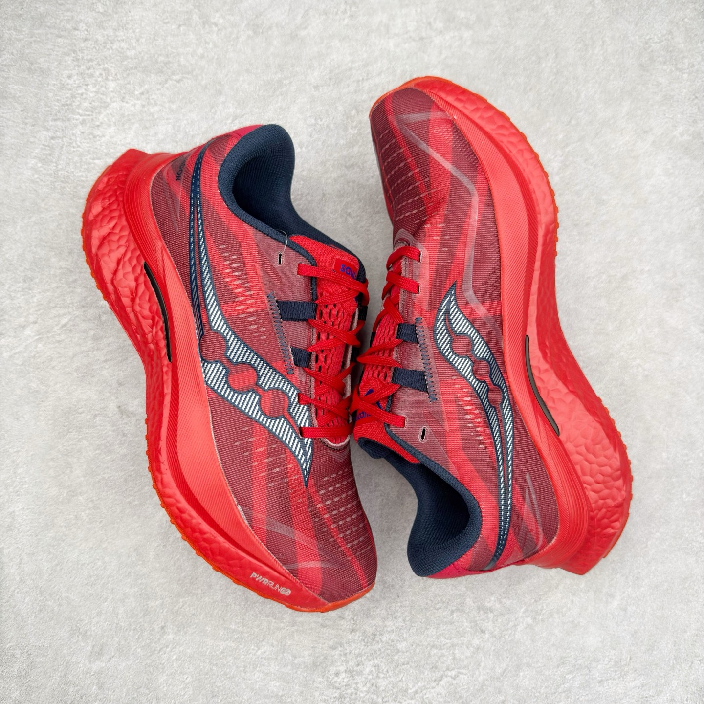 图片[3]-Saucony 索康尼ENDORPHIN Pro 啡速4 男女马拉松运动跑鞋 性能相比前几代再升级：鞋面采用全新升级的工学网设计 贴合脚部更透气 中底部分使用最新的PWRRUN+材质 搭配PWRRUN+鞋垫使中底的大幅加厚 10mm坡差进一步提供缓震、回弹性能 内底则采用了FORMFIT动态适应系统 动态契合脚型 提升包裹性和舒适性 提供更卓越的动态回馈体验 XT-900橡胶大底 可提供良好的抓地力和较强抗磨性能 尺码：36 36.5 37.5 38 38.5 39 40 40.5 41 42 42.5 43 44 44.5 45-选品中心