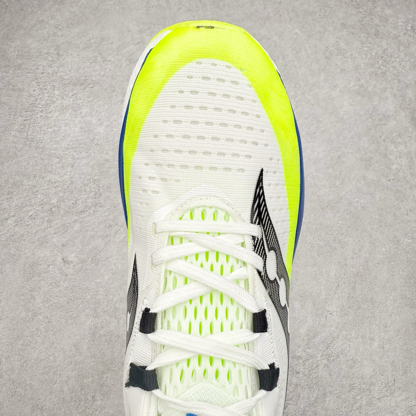 图片[4]-Saucony 索康尼ENDORPHIN Pro 啡速4 男女马拉松运动跑鞋 性能相比前几代再升级：鞋面采用全新升级的工学网设计 贴合脚部更透气 中底部分使用最新的PWRRUN+材质 搭配PWRRUN+鞋垫使中底的大幅加厚 10mm坡差进一步提供缓震、回弹性能 内底则采用了FORMFIT动态适应系统 动态契合脚型 提升包裹性和舒适性 提供更卓越的动态回馈体验 XT-900橡胶大底 可提供良好的抓地力和较强抗磨性能 尺码：36 36.5 37.5 38 38.5 39 40 40.5 41 42 42.5 43 44 44.5 45-选品中心