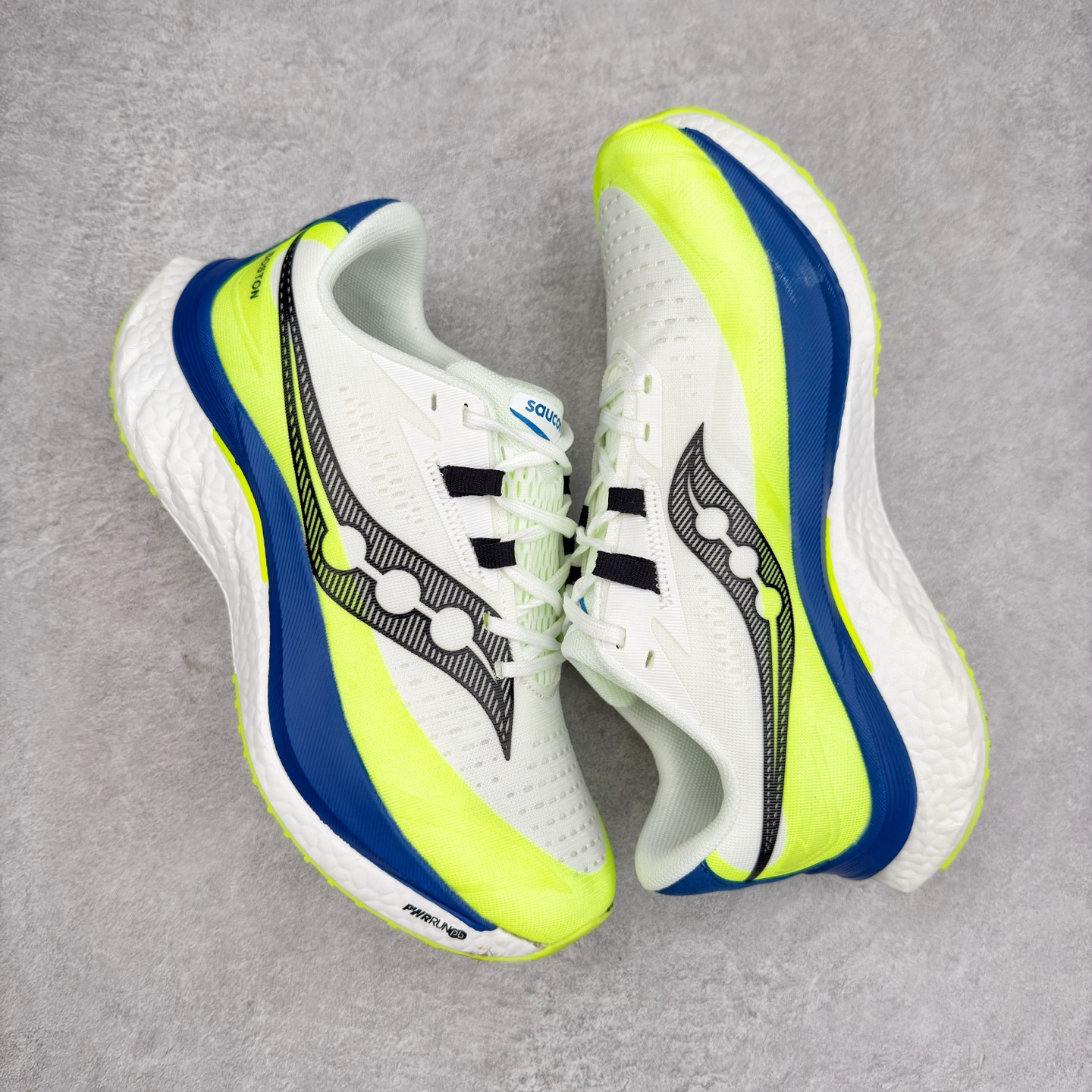 图片[3]-Saucony 索康尼ENDORPHIN Pro 啡速4 男女马拉松运动跑鞋 性能相比前几代再升级：鞋面采用全新升级的工学网设计 贴合脚部更透气 中底部分使用最新的PWRRUN+材质 搭配PWRRUN+鞋垫使中底的大幅加厚 10mm坡差进一步提供缓震、回弹性能 内底则采用了FORMFIT动态适应系统 动态契合脚型 提升包裹性和舒适性 提供更卓越的动态回馈体验 XT-900橡胶大底 可提供良好的抓地力和较强抗磨性能 尺码：36 36.5 37.5 38 38.5 39 40 40.5 41 42 42.5 43 44 44.5 45-选品中心