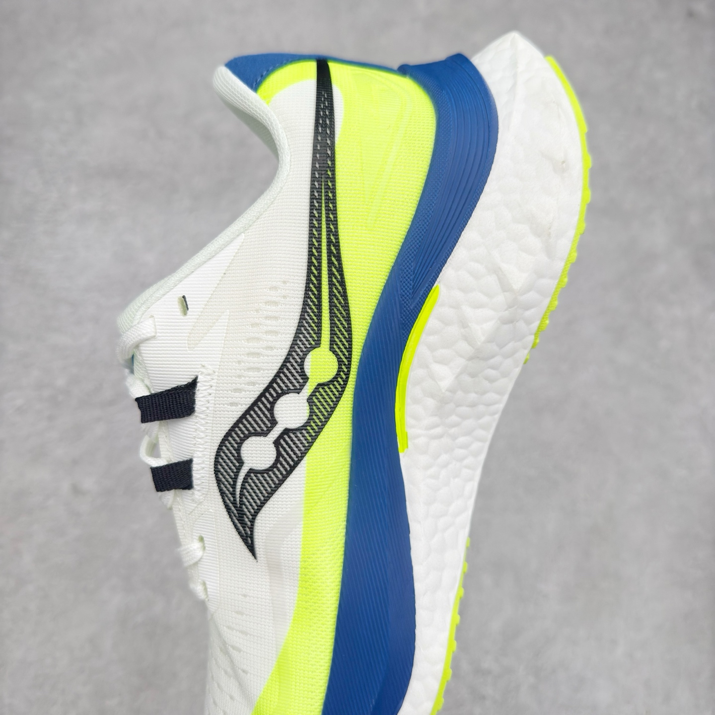 图片[7]-Saucony 索康尼ENDORPHIN Pro 啡速4 男女马拉松运动跑鞋 性能相比前几代再升级：鞋面采用全新升级的工学网设计 贴合脚部更透气 中底部分使用最新的PWRRUN+材质 搭配PWRRUN+鞋垫使中底的大幅加厚 10mm坡差进一步提供缓震、回弹性能 内底则采用了FORMFIT动态适应系统 动态契合脚型 提升包裹性和舒适性 提供更卓越的动态回馈体验 XT-900橡胶大底 可提供良好的抓地力和较强抗磨性能 尺码：36 36.5 37.5 38 38.5 39 40 40.5 41 42 42.5 43 44 44.5 45-选品中心