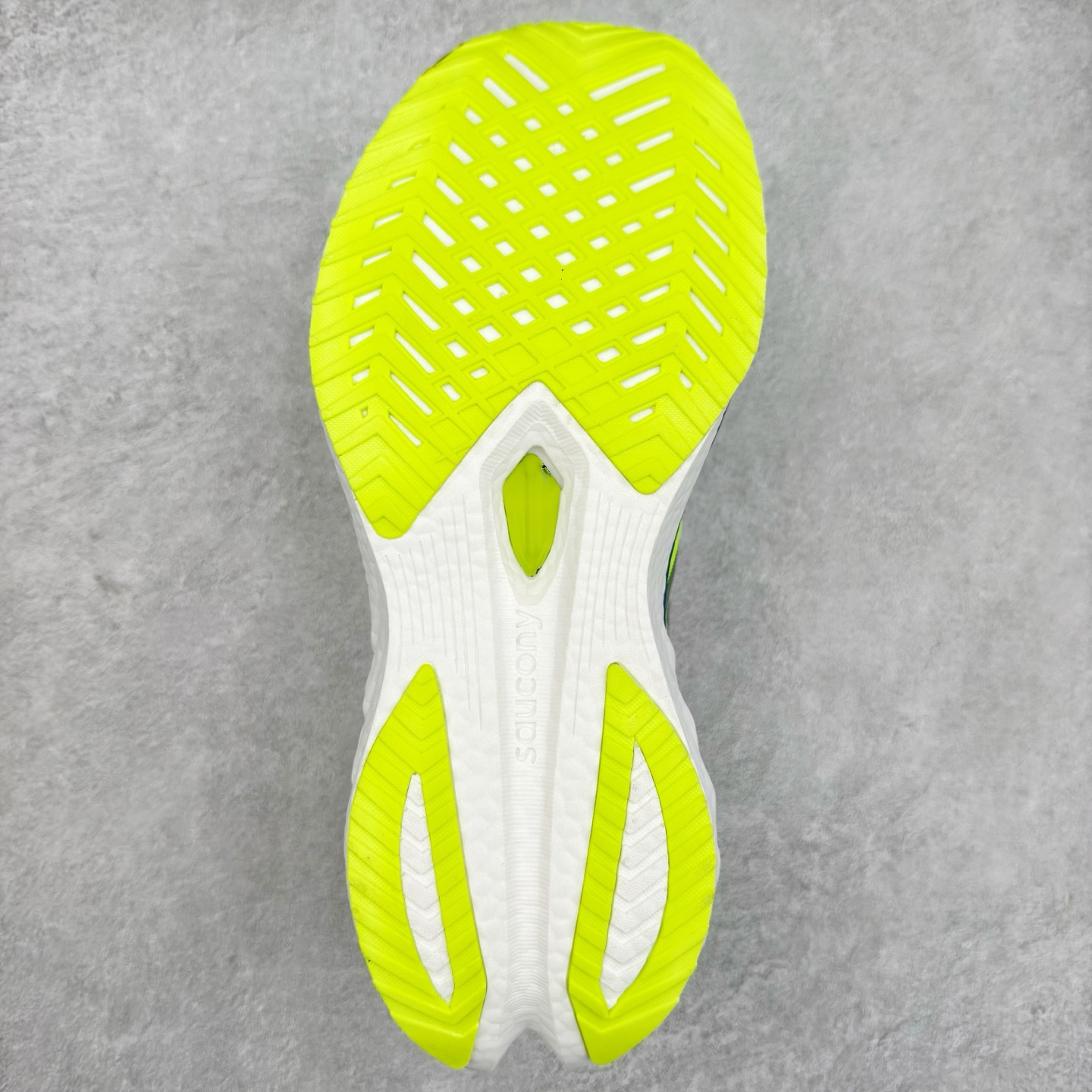 图片[9]-Saucony 索康尼ENDORPHIN Pro 啡速4 男女马拉松运动跑鞋 性能相比前几代再升级：鞋面采用全新升级的工学网设计 贴合脚部更透气 中底部分使用最新的PWRRUN+材质 搭配PWRRUN+鞋垫使中底的大幅加厚 10mm坡差进一步提供缓震、回弹性能 内底则采用了FORMFIT动态适应系统 动态契合脚型 提升包裹性和舒适性 提供更卓越的动态回馈体验 XT-900橡胶大底 可提供良好的抓地力和较强抗磨性能 尺码：36 36.5 37.5 38 38.5 39 40 40.5 41 42 42.5 43 44 44.5 45-选品中心