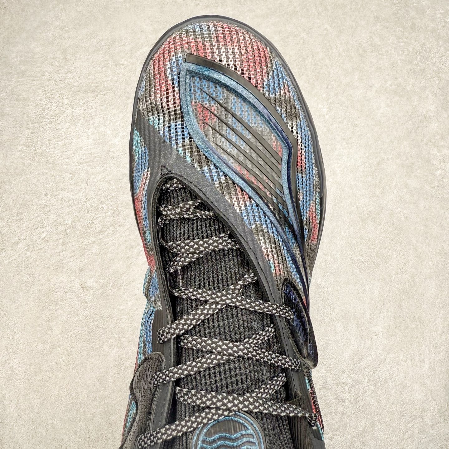 图片[4]-PUMA All-Pro Nitro PE 彪马亨德森签名减震防滑 低帮实战篮球鞋 全新Scoot Zeros签名战靴以斯库特·亨德森所一直遵循的人生箴言“O.D.D（Overly Determined to Dominate）”也作为设计的主要灵感概念，承载着斯库特·亨德森对于赛场以及未来人生的“终极方案” —— 决意主宰。球鞋整体设计充满凌厉感。鞋面以及外底前侧上翻均采用锯齿形状进行处理，而经典的PUMA Formstrip 跑道logo也在边缘辅以锯齿火焰纹进行勾勒，象征着斯库特·亨德森的强力球风。科技配置层面，Scoot Zeros中底则采用PUMA经典的高回弹PROFOAM EVA 材料进行加持，减缓落地冲击并适配球员的强爆发力属性。鞋身两侧经加固的Formstrip跑道Logo不仅是设计元素，也带来强力的锁定支撑。外底则采用高强度实色防滑橡胶，并采用加深的锯齿纹路设计。同时外底在前掌内外则的上翻处理，进一步在极限运动情景下保持高稳定性和支撑性。尺码：40 40.5 41 42 42.5 43 44 44.5 45 46-选品中心