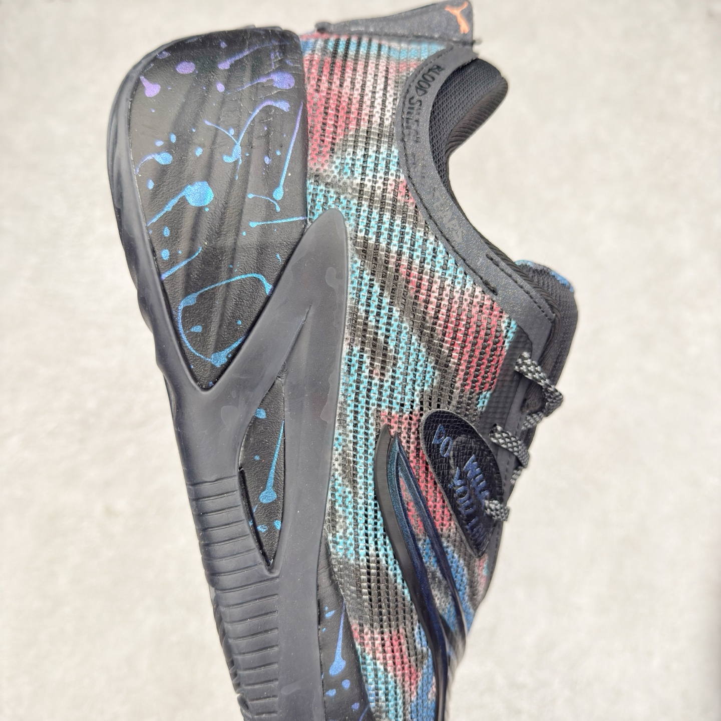 图片[6]-PUMA All-Pro Nitro PE 彪马亨德森签名减震防滑 低帮实战篮球鞋 全新Scoot Zeros签名战靴以斯库特·亨德森所一直遵循的人生箴言“O.D.D（Overly Determined to Dominate）”也作为设计的主要灵感概念，承载着斯库特·亨德森对于赛场以及未来人生的“终极方案” —— 决意主宰。球鞋整体设计充满凌厉感。鞋面以及外底前侧上翻均采用锯齿形状进行处理，而经典的PUMA Formstrip 跑道logo也在边缘辅以锯齿火焰纹进行勾勒，象征着斯库特·亨德森的强力球风。科技配置层面，Scoot Zeros中底则采用PUMA经典的高回弹PROFOAM EVA 材料进行加持，减缓落地冲击并适配球员的强爆发力属性。鞋身两侧经加固的Formstrip跑道Logo不仅是设计元素，也带来强力的锁定支撑。外底则采用高强度实色防滑橡胶，并采用加深的锯齿纹路设计。同时外底在前掌内外则的上翻处理，进一步在极限运动情景下保持高稳定性和支撑性。尺码：40 40.5 41 42 42.5 43 44 44.5 45 46-选品中心