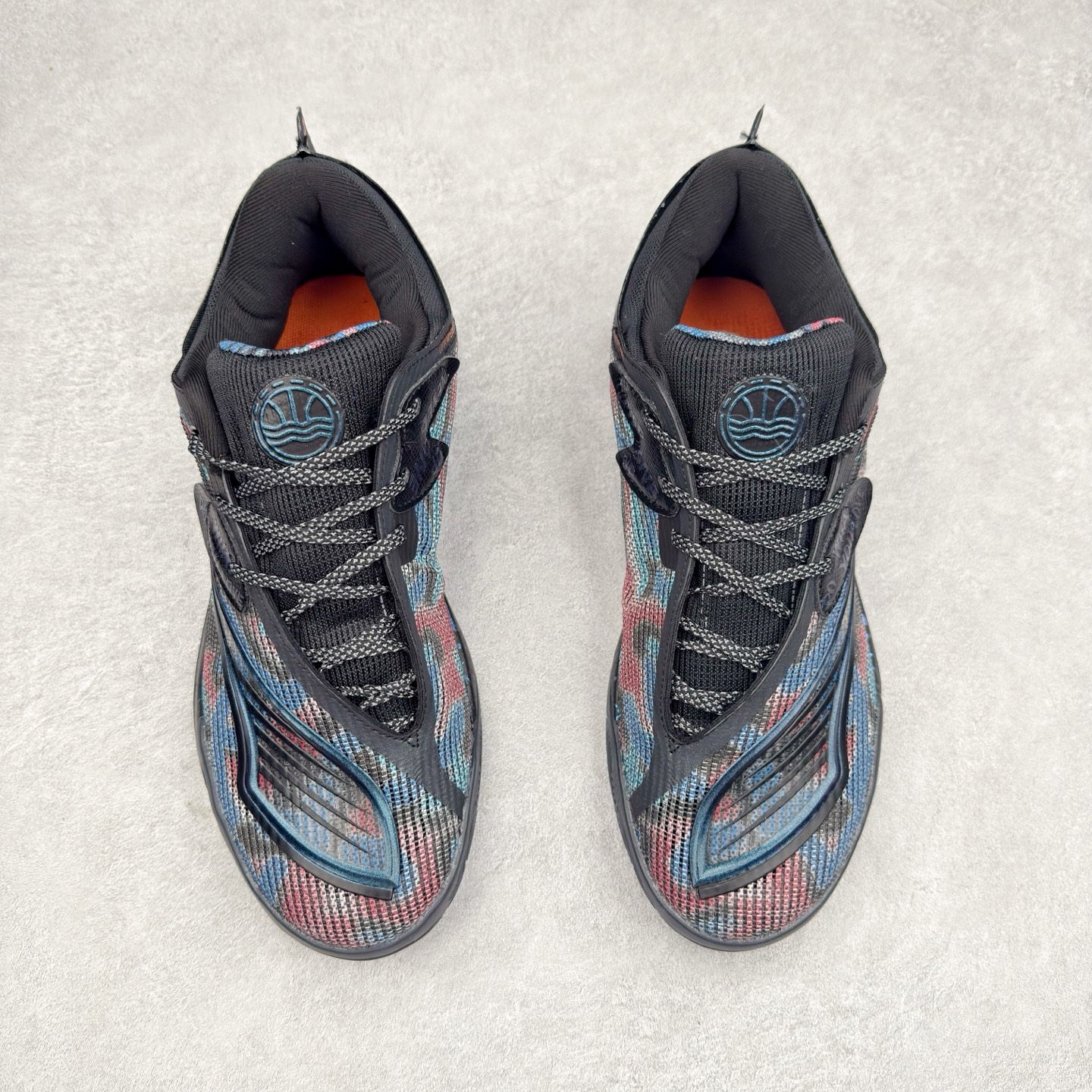 图片[2]-PUMA All-Pro Nitro PE 彪马亨德森签名减震防滑 低帮实战篮球鞋 全新Scoot Zeros签名战靴以斯库特·亨德森所一直遵循的人生箴言“O.D.D（Overly Determined to Dominate）”也作为设计的主要灵感概念，承载着斯库特·亨德森对于赛场以及未来人生的“终极方案” —— 决意主宰。球鞋整体设计充满凌厉感。鞋面以及外底前侧上翻均采用锯齿形状进行处理，而经典的PUMA Formstrip 跑道logo也在边缘辅以锯齿火焰纹进行勾勒，象征着斯库特·亨德森的强力球风。科技配置层面，Scoot Zeros中底则采用PUMA经典的高回弹PROFOAM EVA 材料进行加持，减缓落地冲击并适配球员的强爆发力属性。鞋身两侧经加固的Formstrip跑道Logo不仅是设计元素，也带来强力的锁定支撑。外底则采用高强度实色防滑橡胶，并采用加深的锯齿纹路设计。同时外底在前掌内外则的上翻处理，进一步在极限运动情景下保持高稳定性和支撑性。尺码：40 40.5 41 42 42.5 43 44 44.5 45 46-选品中心