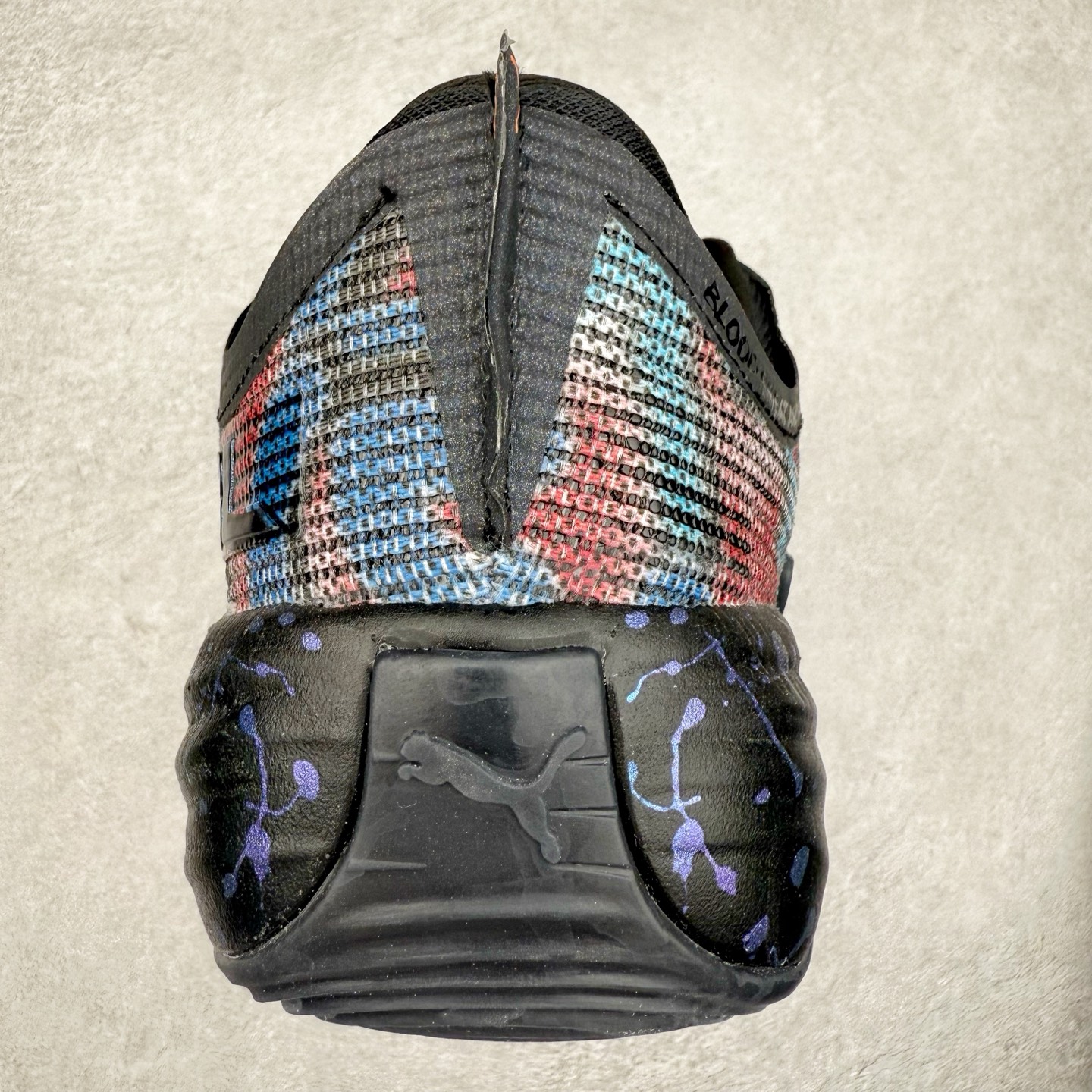 图片[8]-PUMA All-Pro Nitro PE 彪马亨德森签名减震防滑 低帮实战篮球鞋 全新Scoot Zeros签名战靴以斯库特·亨德森所一直遵循的人生箴言“O.D.D（Overly Determined to Dominate）”也作为设计的主要灵感概念，承载着斯库特·亨德森对于赛场以及未来人生的“终极方案” —— 决意主宰。球鞋整体设计充满凌厉感。鞋面以及外底前侧上翻均采用锯齿形状进行处理，而经典的PUMA Formstrip 跑道logo也在边缘辅以锯齿火焰纹进行勾勒，象征着斯库特·亨德森的强力球风。科技配置层面，Scoot Zeros中底则采用PUMA经典的高回弹PROFOAM EVA 材料进行加持，减缓落地冲击并适配球员的强爆发力属性。鞋身两侧经加固的Formstrip跑道Logo不仅是设计元素，也带来强力的锁定支撑。外底则采用高强度实色防滑橡胶，并采用加深的锯齿纹路设计。同时外底在前掌内外则的上翻处理，进一步在极限运动情景下保持高稳定性和支撑性。尺码：40 40.5 41 42 42.5 43 44 44.5 45 46-选品中心