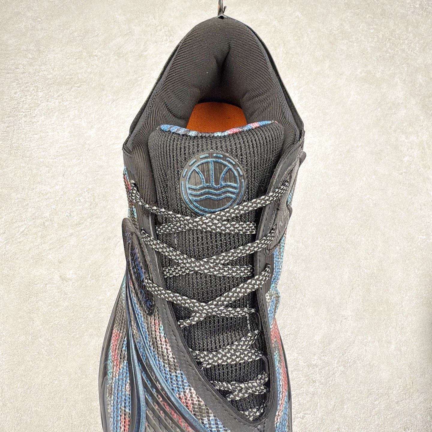 图片[5]-PUMA All-Pro Nitro PE 彪马亨德森签名减震防滑 低帮实战篮球鞋 全新Scoot Zeros签名战靴以斯库特·亨德森所一直遵循的人生箴言“O.D.D（Overly Determined to Dominate）”也作为设计的主要灵感概念，承载着斯库特·亨德森对于赛场以及未来人生的“终极方案” —— 决意主宰。球鞋整体设计充满凌厉感。鞋面以及外底前侧上翻均采用锯齿形状进行处理，而经典的PUMA Formstrip 跑道logo也在边缘辅以锯齿火焰纹进行勾勒，象征着斯库特·亨德森的强力球风。科技配置层面，Scoot Zeros中底则采用PUMA经典的高回弹PROFOAM EVA 材料进行加持，减缓落地冲击并适配球员的强爆发力属性。鞋身两侧经加固的Formstrip跑道Logo不仅是设计元素，也带来强力的锁定支撑。外底则采用高强度实色防滑橡胶，并采用加深的锯齿纹路设计。同时外底在前掌内外则的上翻处理，进一步在极限运动情景下保持高稳定性和支撑性。尺码：40 40.5 41 42 42.5 43 44 44.5 45 46-选品中心