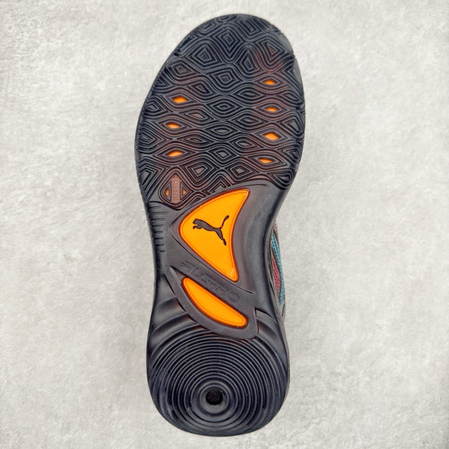 图片[9]-PUMA All-Pro Nitro PE 彪马亨德森签名减震防滑 低帮实战篮球鞋 全新Scoot Zeros签名战靴以斯库特·亨德森所一直遵循的人生箴言“O.D.D（Overly Determined to Dominate）”也作为设计的主要灵感概念，承载着斯库特·亨德森对于赛场以及未来人生的“终极方案” —— 决意主宰。球鞋整体设计充满凌厉感。鞋面以及外底前侧上翻均采用锯齿形状进行处理，而经典的PUMA Formstrip 跑道logo也在边缘辅以锯齿火焰纹进行勾勒，象征着斯库特·亨德森的强力球风。科技配置层面，Scoot Zeros中底则采用PUMA经典的高回弹PROFOAM EVA 材料进行加持，减缓落地冲击并适配球员的强爆发力属性。鞋身两侧经加固的Formstrip跑道Logo不仅是设计元素，也带来强力的锁定支撑。外底则采用高强度实色防滑橡胶，并采用加深的锯齿纹路设计。同时外底在前掌内外则的上翻处理，进一步在极限运动情景下保持高稳定性和支撑性。尺码：40 40.5 41 42 42.5 43 44 44.5 45 46-选品中心