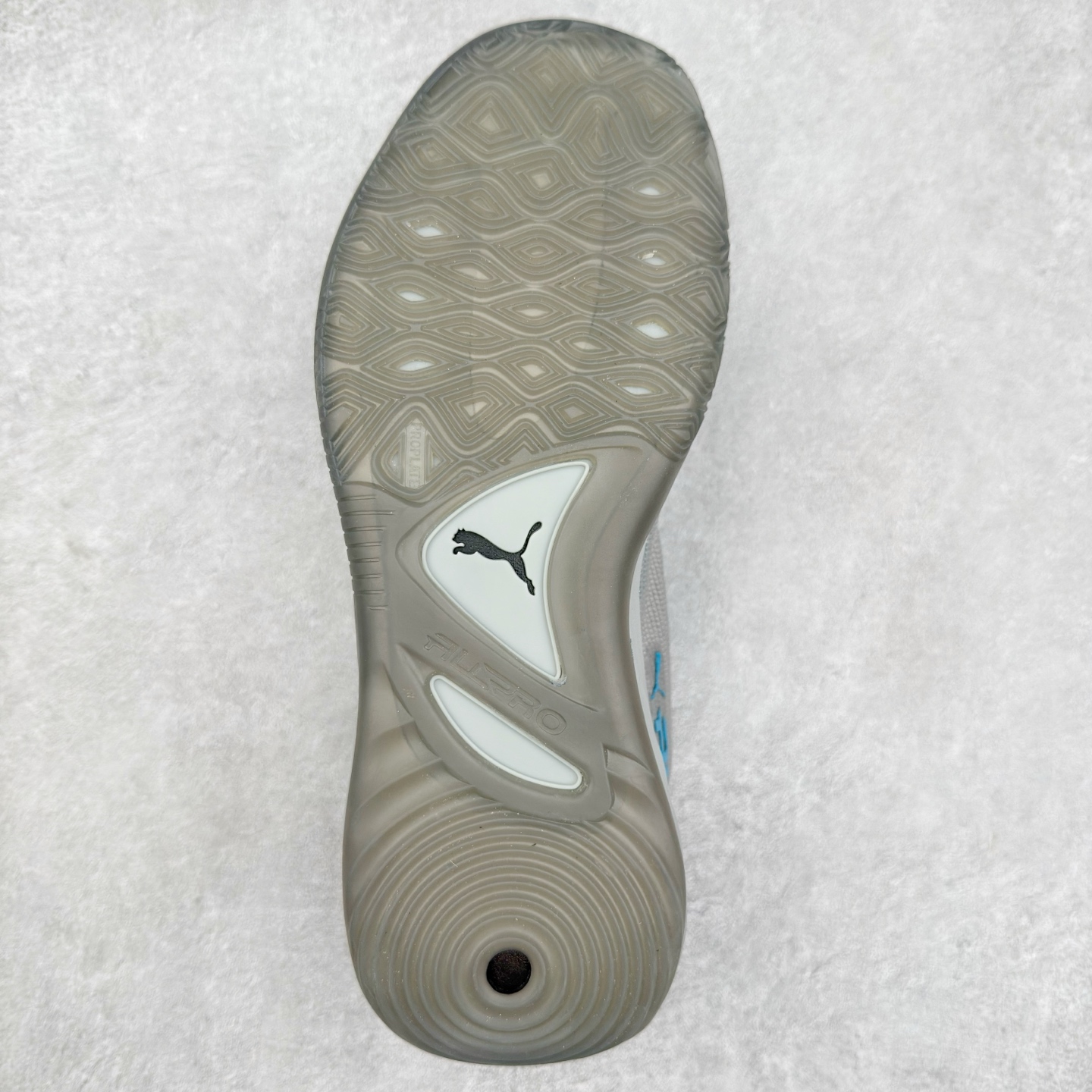 图片[9]-PUMA All-Pro Nitro PE 彪马亨德森签名减震防滑 低帮实战篮球鞋 全新Scoot Zeros签名战靴以斯库特·亨德森所一直遵循的人生箴言“O.D.D（Overly Determined to Dominate）”也作为设计的主要灵感概念，承载着斯库特·亨德森对于赛场以及未来人生的“终极方案” —— 决意主宰。球鞋整体设计充满凌厉感。鞋面以及外底前侧上翻均采用锯齿形状进行处理，而经典的PUMA Formstrip 跑道logo也在边缘辅以锯齿火焰纹进行勾勒，象征着斯库特·亨德森的强力球风。科技配置层面，Scoot Zeros中底则采用PUMA经典的高回弹PROFOAM EVA 材料进行加持，减缓落地冲击并适配球员的强爆发力属性。鞋身两侧经加固的Formstrip跑道Logo不仅是设计元素，也带来强力的锁定支撑。外底则采用高强度实色防滑橡胶，并采用加深的锯齿纹路设计。同时外底在前掌内外则的上翻处理，进一步在极限运动情景下保持高稳定性和支撑性。尺码：40 40.5 41 42 42.5 43 44 44.5 45 46-选品中心