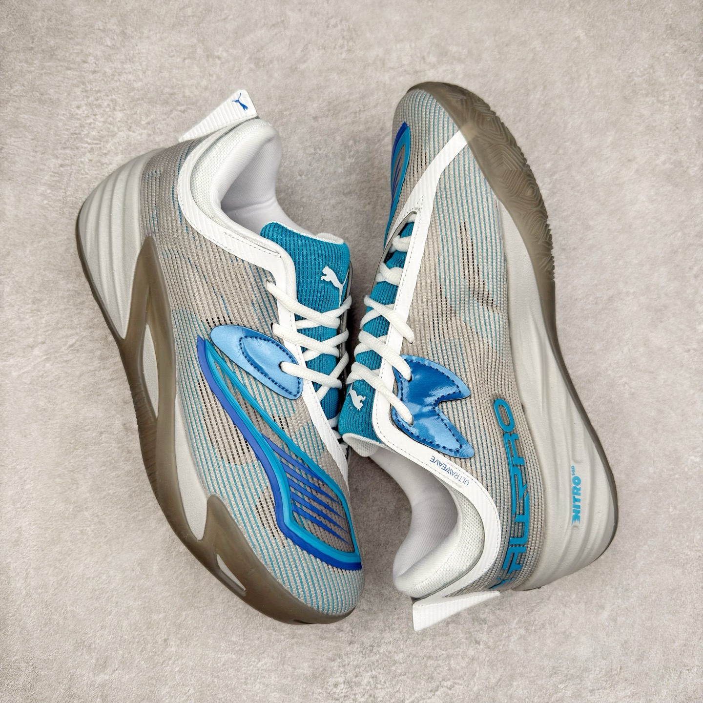 图片[3]-PUMA All-Pro Nitro PE 彪马亨德森签名减震防滑 低帮实战篮球鞋 全新Scoot Zeros签名战靴以斯库特·亨德森所一直遵循的人生箴言“O.D.D（Overly Determined to Dominate）”也作为设计的主要灵感概念，承载着斯库特·亨德森对于赛场以及未来人生的“终极方案” —— 决意主宰。球鞋整体设计充满凌厉感。鞋面以及外底前侧上翻均采用锯齿形状进行处理，而经典的PUMA Formstrip 跑道logo也在边缘辅以锯齿火焰纹进行勾勒，象征着斯库特·亨德森的强力球风。科技配置层面，Scoot Zeros中底则采用PUMA经典的高回弹PROFOAM EVA 材料进行加持，减缓落地冲击并适配球员的强爆发力属性。鞋身两侧经加固的Formstrip跑道Logo不仅是设计元素，也带来强力的锁定支撑。外底则采用高强度实色防滑橡胶，并采用加深的锯齿纹路设计。同时外底在前掌内外则的上翻处理，进一步在极限运动情景下保持高稳定性和支撑性。尺码：40 40.5 41 42 42.5 43 44 44.5 45 46-选品中心