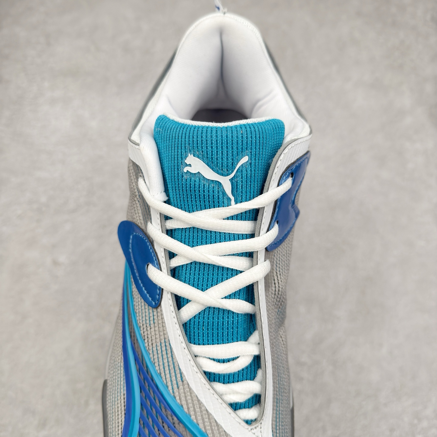 图片[5]-PUMA All-Pro Nitro PE 彪马亨德森签名减震防滑 低帮实战篮球鞋 全新Scoot Zeros签名战靴以斯库特·亨德森所一直遵循的人生箴言“O.D.D（Overly Determined to Dominate）”也作为设计的主要灵感概念，承载着斯库特·亨德森对于赛场以及未来人生的“终极方案” —— 决意主宰。球鞋整体设计充满凌厉感。鞋面以及外底前侧上翻均采用锯齿形状进行处理，而经典的PUMA Formstrip 跑道logo也在边缘辅以锯齿火焰纹进行勾勒，象征着斯库特·亨德森的强力球风。科技配置层面，Scoot Zeros中底则采用PUMA经典的高回弹PROFOAM EVA 材料进行加持，减缓落地冲击并适配球员的强爆发力属性。鞋身两侧经加固的Formstrip跑道Logo不仅是设计元素，也带来强力的锁定支撑。外底则采用高强度实色防滑橡胶，并采用加深的锯齿纹路设计。同时外底在前掌内外则的上翻处理，进一步在极限运动情景下保持高稳定性和支撑性。尺码：40 40.5 41 42 42.5 43 44 44.5 45 46-选品中心