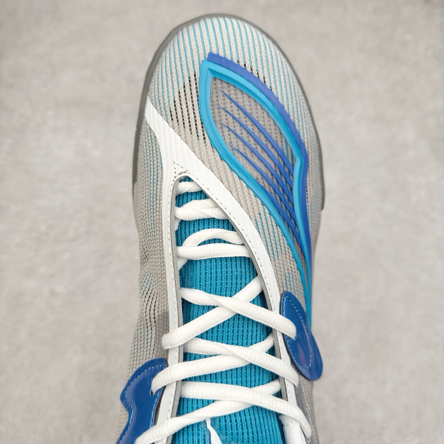 图片[4]-PUMA All-Pro Nitro PE 彪马亨德森签名减震防滑 低帮实战篮球鞋 全新Scoot Zeros签名战靴以斯库特·亨德森所一直遵循的人生箴言“O.D.D（Overly Determined to Dominate）”也作为设计的主要灵感概念，承载着斯库特·亨德森对于赛场以及未来人生的“终极方案” —— 决意主宰。球鞋整体设计充满凌厉感。鞋面以及外底前侧上翻均采用锯齿形状进行处理，而经典的PUMA Formstrip 跑道logo也在边缘辅以锯齿火焰纹进行勾勒，象征着斯库特·亨德森的强力球风。科技配置层面，Scoot Zeros中底则采用PUMA经典的高回弹PROFOAM EVA 材料进行加持，减缓落地冲击并适配球员的强爆发力属性。鞋身两侧经加固的Formstrip跑道Logo不仅是设计元素，也带来强力的锁定支撑。外底则采用高强度实色防滑橡胶，并采用加深的锯齿纹路设计。同时外底在前掌内外则的上翻处理，进一步在极限运动情景下保持高稳定性和支撑性。尺码：40 40.5 41 42 42.5 43 44 44.5 45 46-选品中心