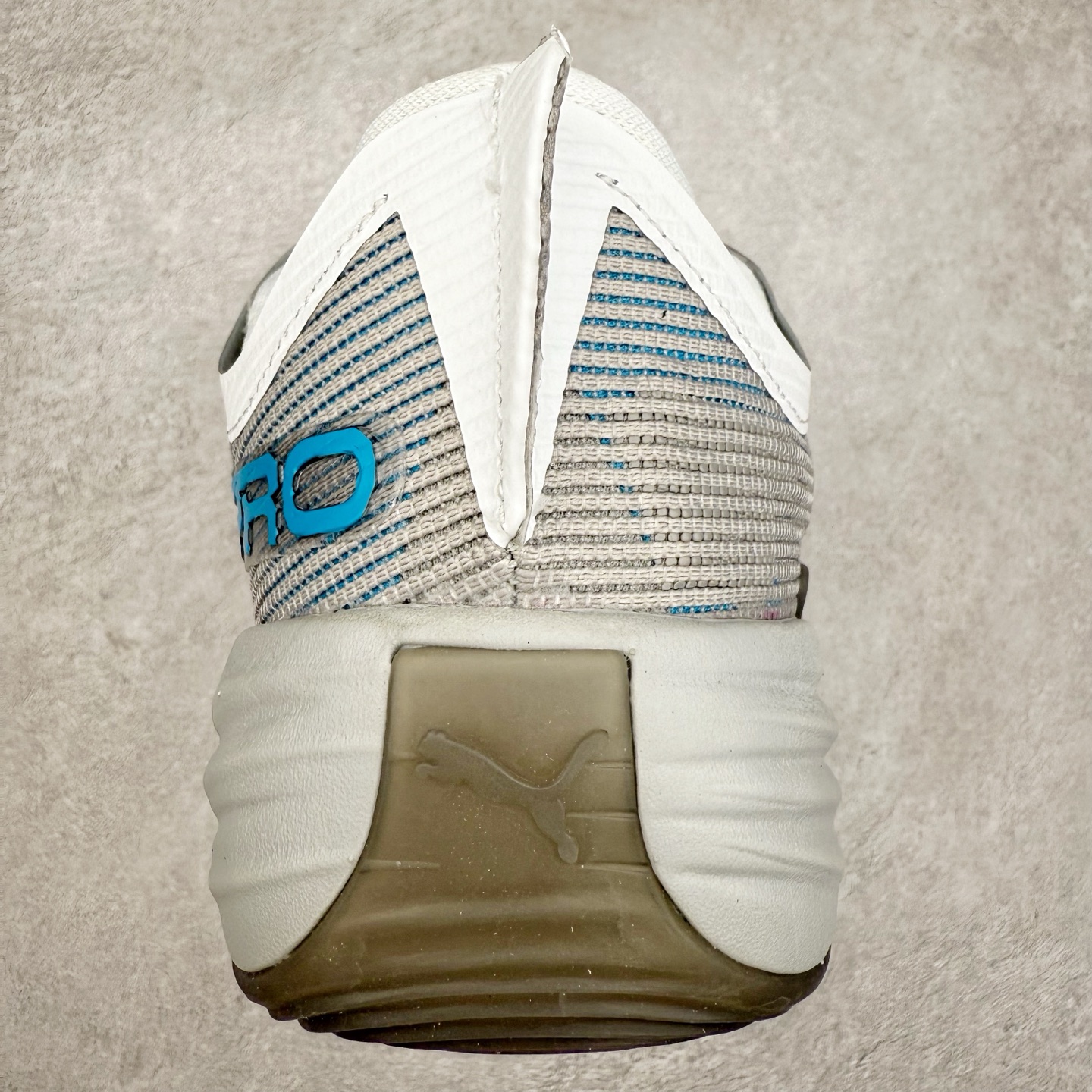 图片[8]-PUMA All-Pro Nitro PE 彪马亨德森签名减震防滑 低帮实战篮球鞋 全新Scoot Zeros签名战靴以斯库特·亨德森所一直遵循的人生箴言“O.D.D（Overly Determined to Dominate）”也作为设计的主要灵感概念，承载着斯库特·亨德森对于赛场以及未来人生的“终极方案” —— 决意主宰。球鞋整体设计充满凌厉感。鞋面以及外底前侧上翻均采用锯齿形状进行处理，而经典的PUMA Formstrip 跑道logo也在边缘辅以锯齿火焰纹进行勾勒，象征着斯库特·亨德森的强力球风。科技配置层面，Scoot Zeros中底则采用PUMA经典的高回弹PROFOAM EVA 材料进行加持，减缓落地冲击并适配球员的强爆发力属性。鞋身两侧经加固的Formstrip跑道Logo不仅是设计元素，也带来强力的锁定支撑。外底则采用高强度实色防滑橡胶，并采用加深的锯齿纹路设计。同时外底在前掌内外则的上翻处理，进一步在极限运动情景下保持高稳定性和支撑性。尺码：40 40.5 41 42 42.5 43 44 44.5 45 46-选品中心