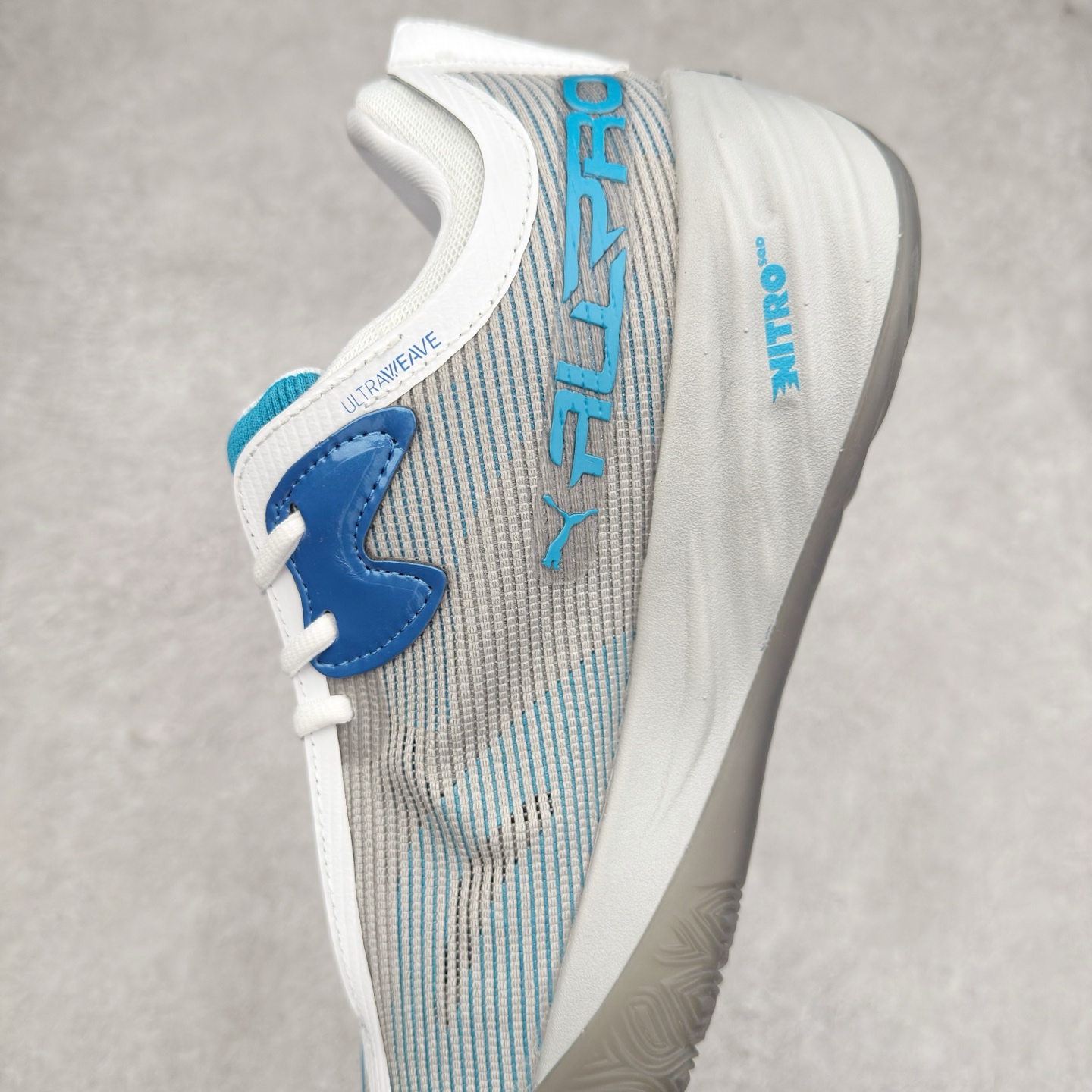 图片[7]-PUMA All-Pro Nitro PE 彪马亨德森签名减震防滑 低帮实战篮球鞋 全新Scoot Zeros签名战靴以斯库特·亨德森所一直遵循的人生箴言“O.D.D（Overly Determined to Dominate）”也作为设计的主要灵感概念，承载着斯库特·亨德森对于赛场以及未来人生的“终极方案” —— 决意主宰。球鞋整体设计充满凌厉感。鞋面以及外底前侧上翻均采用锯齿形状进行处理，而经典的PUMA Formstrip 跑道logo也在边缘辅以锯齿火焰纹进行勾勒，象征着斯库特·亨德森的强力球风。科技配置层面，Scoot Zeros中底则采用PUMA经典的高回弹PROFOAM EVA 材料进行加持，减缓落地冲击并适配球员的强爆发力属性。鞋身两侧经加固的Formstrip跑道Logo不仅是设计元素，也带来强力的锁定支撑。外底则采用高强度实色防滑橡胶，并采用加深的锯齿纹路设计。同时外底在前掌内外则的上翻处理，进一步在极限运动情景下保持高稳定性和支撑性。尺码：40 40.5 41 42 42.5 43 44 44.5 45 46-选品中心