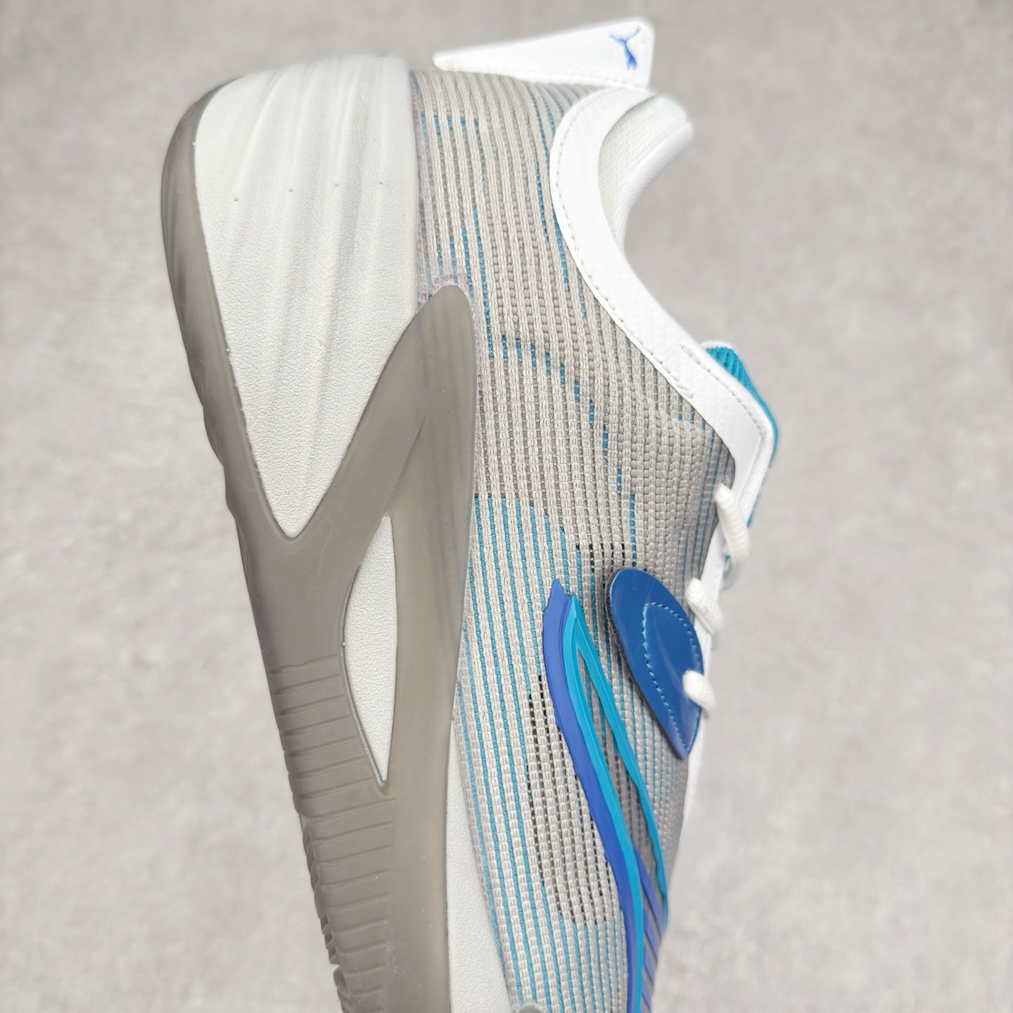 图片[6]-PUMA All-Pro Nitro PE 彪马亨德森签名减震防滑 低帮实战篮球鞋 全新Scoot Zeros签名战靴以斯库特·亨德森所一直遵循的人生箴言“O.D.D（Overly Determined to Dominate）”也作为设计的主要灵感概念，承载着斯库特·亨德森对于赛场以及未来人生的“终极方案” —— 决意主宰。球鞋整体设计充满凌厉感。鞋面以及外底前侧上翻均采用锯齿形状进行处理，而经典的PUMA Formstrip 跑道logo也在边缘辅以锯齿火焰纹进行勾勒，象征着斯库特·亨德森的强力球风。科技配置层面，Scoot Zeros中底则采用PUMA经典的高回弹PROFOAM EVA 材料进行加持，减缓落地冲击并适配球员的强爆发力属性。鞋身两侧经加固的Formstrip跑道Logo不仅是设计元素，也带来强力的锁定支撑。外底则采用高强度实色防滑橡胶，并采用加深的锯齿纹路设计。同时外底在前掌内外则的上翻处理，进一步在极限运动情景下保持高稳定性和支撑性。尺码：40 40.5 41 42 42.5 43 44 44.5 45 46-选品中心