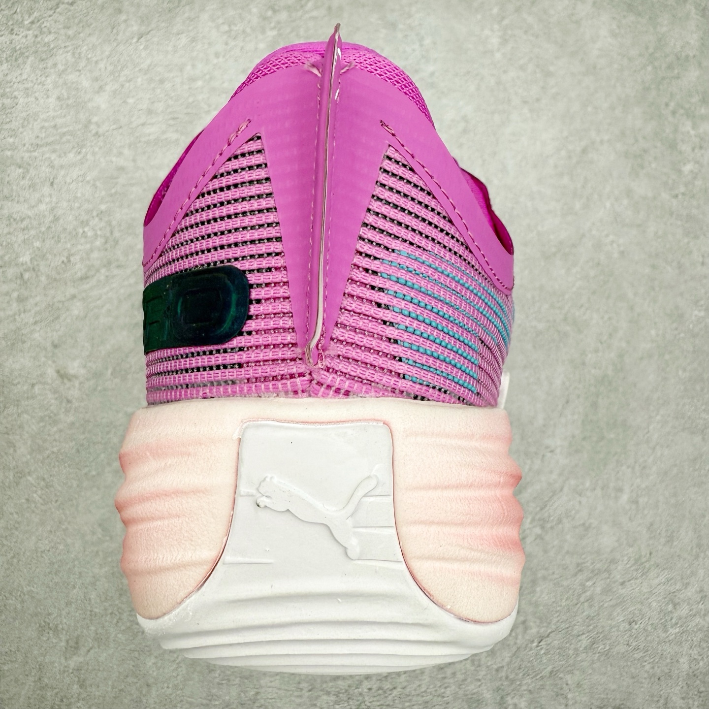 图片[8]-PUMA All-Pro Nitro PE 彪马亨德森签名减震防滑 低帮实战篮球鞋 全新Scoot Zeros签名战靴以斯库特·亨德森所一直遵循的人生箴言“O.D.D（Overly Determined to Dominate）”也作为设计的主要灵感概念，承载着斯库特·亨德森对于赛场以及未来人生的“终极方案” —— 决意主宰。球鞋整体设计充满凌厉感。鞋面以及外底前侧上翻均采用锯齿形状进行处理，而经典的PUMA Formstrip 跑道logo也在边缘辅以锯齿火焰纹进行勾勒，象征着斯库特·亨德森的强力球风。科技配置层面，Scoot Zeros中底则采用PUMA经典的高回弹PROFOAM EVA 材料进行加持，减缓落地冲击并适配球员的强爆发力属性。鞋身两侧经加固的Formstrip跑道Logo不仅是设计元素，也带来强力的锁定支撑。外底则采用高强度实色防滑橡胶，并采用加深的锯齿纹路设计。同时外底在前掌内外则的上翻处理，进一步在极限运动情景下保持高稳定性和支撑性。尺码：40 40.5 41 42 42.5 43 44 44.5 45 46-选品中心