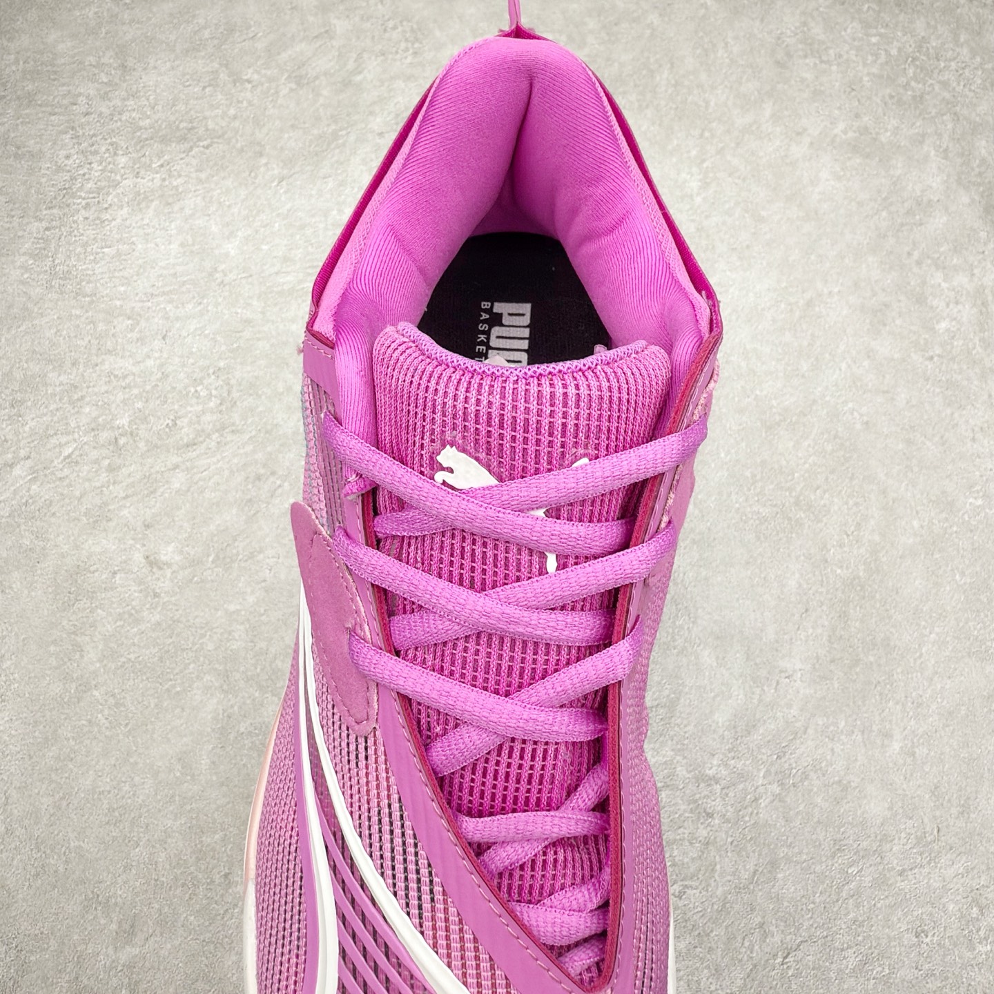 图片[5]-PUMA All-Pro Nitro PE 彪马亨德森签名减震防滑 低帮实战篮球鞋 全新Scoot Zeros签名战靴以斯库特·亨德森所一直遵循的人生箴言“O.D.D（Overly Determined to Dominate）”也作为设计的主要灵感概念，承载着斯库特·亨德森对于赛场以及未来人生的“终极方案” —— 决意主宰。球鞋整体设计充满凌厉感。鞋面以及外底前侧上翻均采用锯齿形状进行处理，而经典的PUMA Formstrip 跑道logo也在边缘辅以锯齿火焰纹进行勾勒，象征着斯库特·亨德森的强力球风。科技配置层面，Scoot Zeros中底则采用PUMA经典的高回弹PROFOAM EVA 材料进行加持，减缓落地冲击并适配球员的强爆发力属性。鞋身两侧经加固的Formstrip跑道Logo不仅是设计元素，也带来强力的锁定支撑。外底则采用高强度实色防滑橡胶，并采用加深的锯齿纹路设计。同时外底在前掌内外则的上翻处理，进一步在极限运动情景下保持高稳定性和支撑性。尺码：40 40.5 41 42 42.5 43 44 44.5 45 46-选品中心