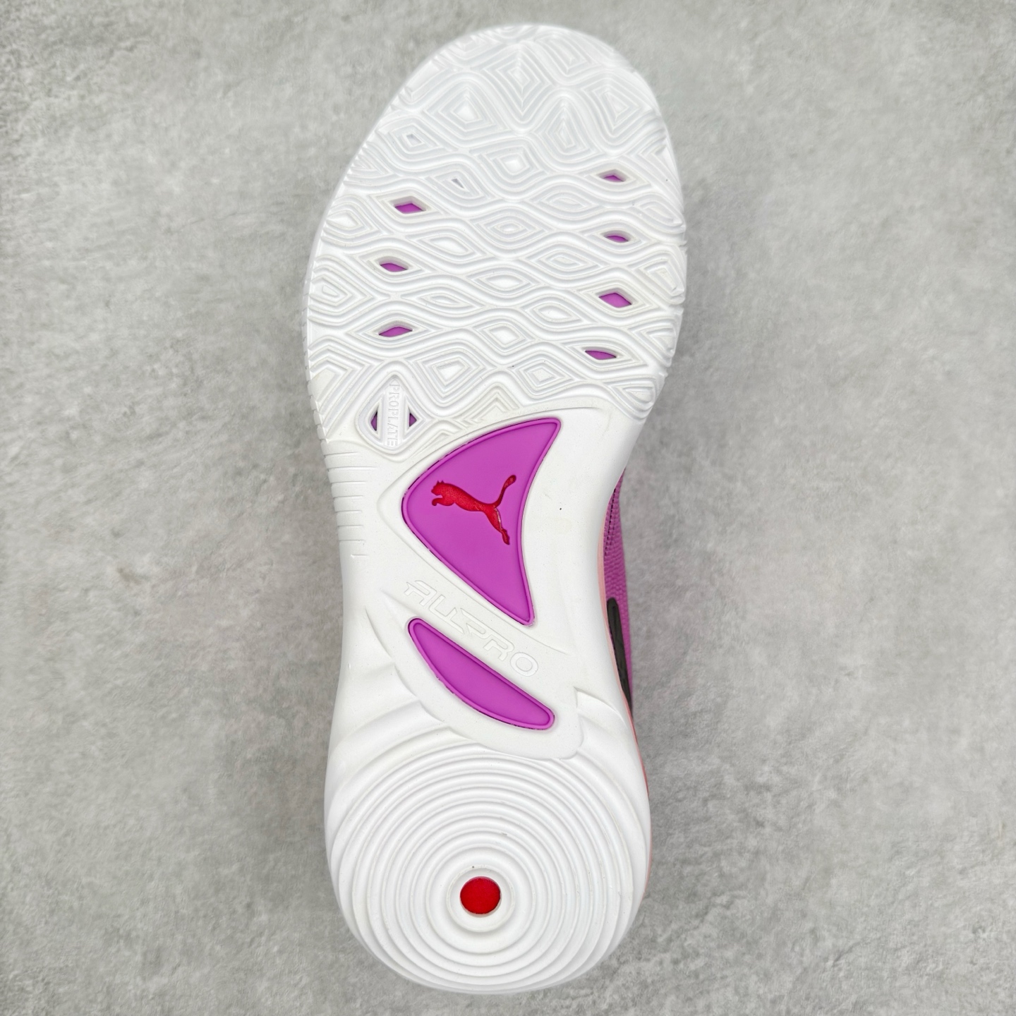 图片[9]-PUMA All-Pro Nitro PE 彪马亨德森签名减震防滑 低帮实战篮球鞋 全新Scoot Zeros签名战靴以斯库特·亨德森所一直遵循的人生箴言“O.D.D（Overly Determined to Dominate）”也作为设计的主要灵感概念，承载着斯库特·亨德森对于赛场以及未来人生的“终极方案” —— 决意主宰。球鞋整体设计充满凌厉感。鞋面以及外底前侧上翻均采用锯齿形状进行处理，而经典的PUMA Formstrip 跑道logo也在边缘辅以锯齿火焰纹进行勾勒，象征着斯库特·亨德森的强力球风。科技配置层面，Scoot Zeros中底则采用PUMA经典的高回弹PROFOAM EVA 材料进行加持，减缓落地冲击并适配球员的强爆发力属性。鞋身两侧经加固的Formstrip跑道Logo不仅是设计元素，也带来强力的锁定支撑。外底则采用高强度实色防滑橡胶，并采用加深的锯齿纹路设计。同时外底在前掌内外则的上翻处理，进一步在极限运动情景下保持高稳定性和支撑性。尺码：40 40.5 41 42 42.5 43 44 44.5 45 46-选品中心