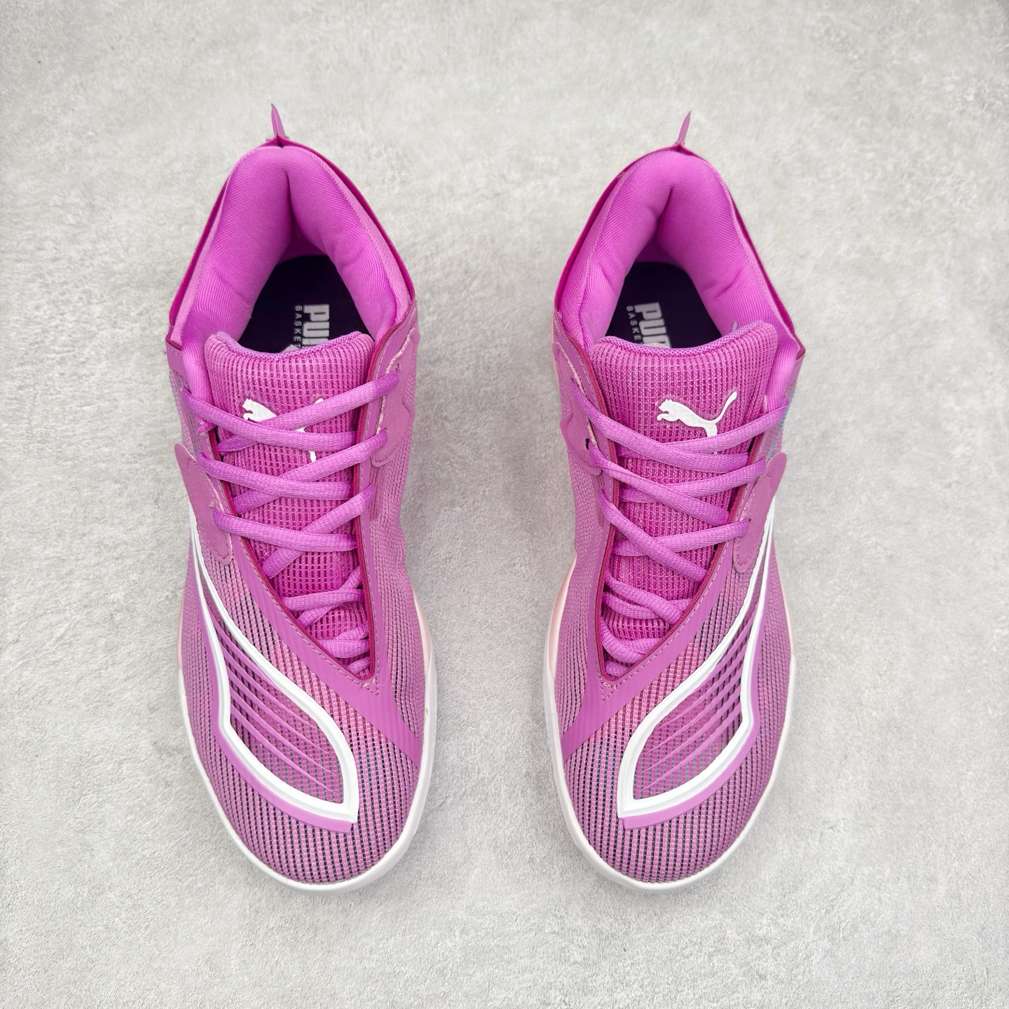 图片[2]-PUMA All-Pro Nitro PE 彪马亨德森签名减震防滑 低帮实战篮球鞋 全新Scoot Zeros签名战靴以斯库特·亨德森所一直遵循的人生箴言“O.D.D（Overly Determined to Dominate）”也作为设计的主要灵感概念，承载着斯库特·亨德森对于赛场以及未来人生的“终极方案” —— 决意主宰。球鞋整体设计充满凌厉感。鞋面以及外底前侧上翻均采用锯齿形状进行处理，而经典的PUMA Formstrip 跑道logo也在边缘辅以锯齿火焰纹进行勾勒，象征着斯库特·亨德森的强力球风。科技配置层面，Scoot Zeros中底则采用PUMA经典的高回弹PROFOAM EVA 材料进行加持，减缓落地冲击并适配球员的强爆发力属性。鞋身两侧经加固的Formstrip跑道Logo不仅是设计元素，也带来强力的锁定支撑。外底则采用高强度实色防滑橡胶，并采用加深的锯齿纹路设计。同时外底在前掌内外则的上翻处理，进一步在极限运动情景下保持高稳定性和支撑性。尺码：40 40.5 41 42 42.5 43 44 44.5 45 46-选品中心