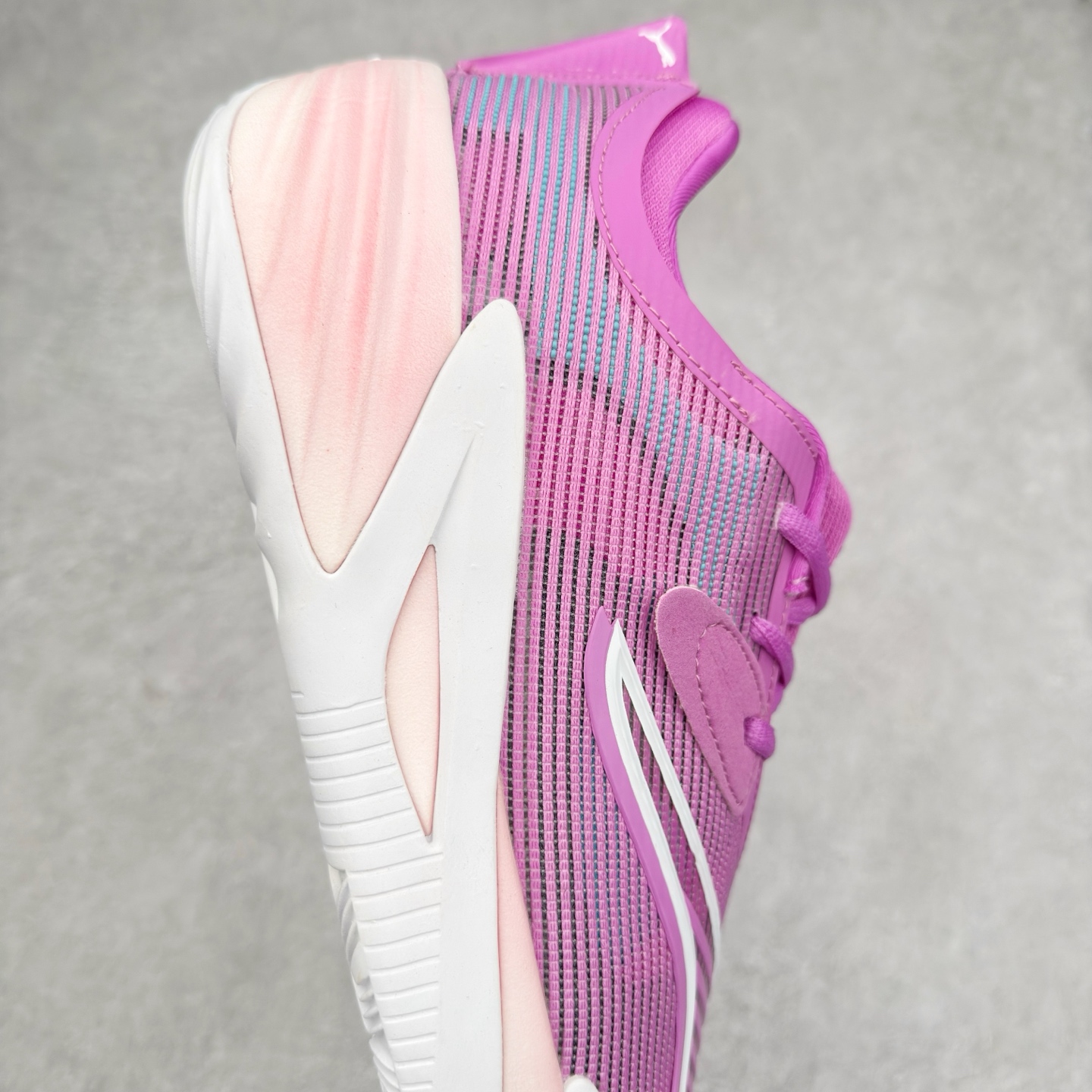 图片[6]-PUMA All-Pro Nitro PE 彪马亨德森签名减震防滑 低帮实战篮球鞋 全新Scoot Zeros签名战靴以斯库特·亨德森所一直遵循的人生箴言“O.D.D（Overly Determined to Dominate）”也作为设计的主要灵感概念，承载着斯库特·亨德森对于赛场以及未来人生的“终极方案” —— 决意主宰。球鞋整体设计充满凌厉感。鞋面以及外底前侧上翻均采用锯齿形状进行处理，而经典的PUMA Formstrip 跑道logo也在边缘辅以锯齿火焰纹进行勾勒，象征着斯库特·亨德森的强力球风。科技配置层面，Scoot Zeros中底则采用PUMA经典的高回弹PROFOAM EVA 材料进行加持，减缓落地冲击并适配球员的强爆发力属性。鞋身两侧经加固的Formstrip跑道Logo不仅是设计元素，也带来强力的锁定支撑。外底则采用高强度实色防滑橡胶，并采用加深的锯齿纹路设计。同时外底在前掌内外则的上翻处理，进一步在极限运动情景下保持高稳定性和支撑性。尺码：40 40.5 41 42 42.5 43 44 44.5 45 46-选品中心