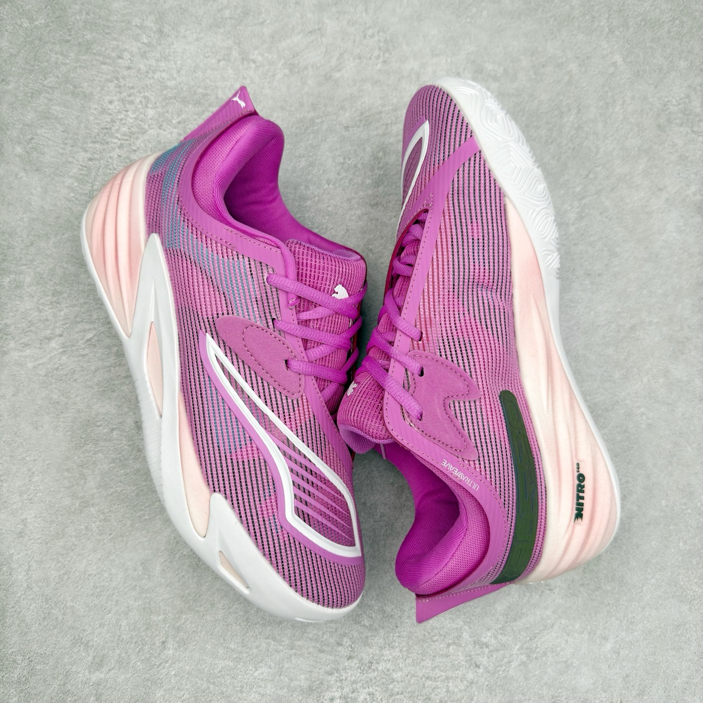 图片[3]-PUMA All-Pro Nitro PE 彪马亨德森签名减震防滑 低帮实战篮球鞋 全新Scoot Zeros签名战靴以斯库特·亨德森所一直遵循的人生箴言“O.D.D（Overly Determined to Dominate）”也作为设计的主要灵感概念，承载着斯库特·亨德森对于赛场以及未来人生的“终极方案” —— 决意主宰。球鞋整体设计充满凌厉感。鞋面以及外底前侧上翻均采用锯齿形状进行处理，而经典的PUMA Formstrip 跑道logo也在边缘辅以锯齿火焰纹进行勾勒，象征着斯库特·亨德森的强力球风。科技配置层面，Scoot Zeros中底则采用PUMA经典的高回弹PROFOAM EVA 材料进行加持，减缓落地冲击并适配球员的强爆发力属性。鞋身两侧经加固的Formstrip跑道Logo不仅是设计元素，也带来强力的锁定支撑。外底则采用高强度实色防滑橡胶，并采用加深的锯齿纹路设计。同时外底在前掌内外则的上翻处理，进一步在极限运动情景下保持高稳定性和支撑性。尺码：40 40.5 41 42 42.5 43 44 44.5 45 46-选品中心