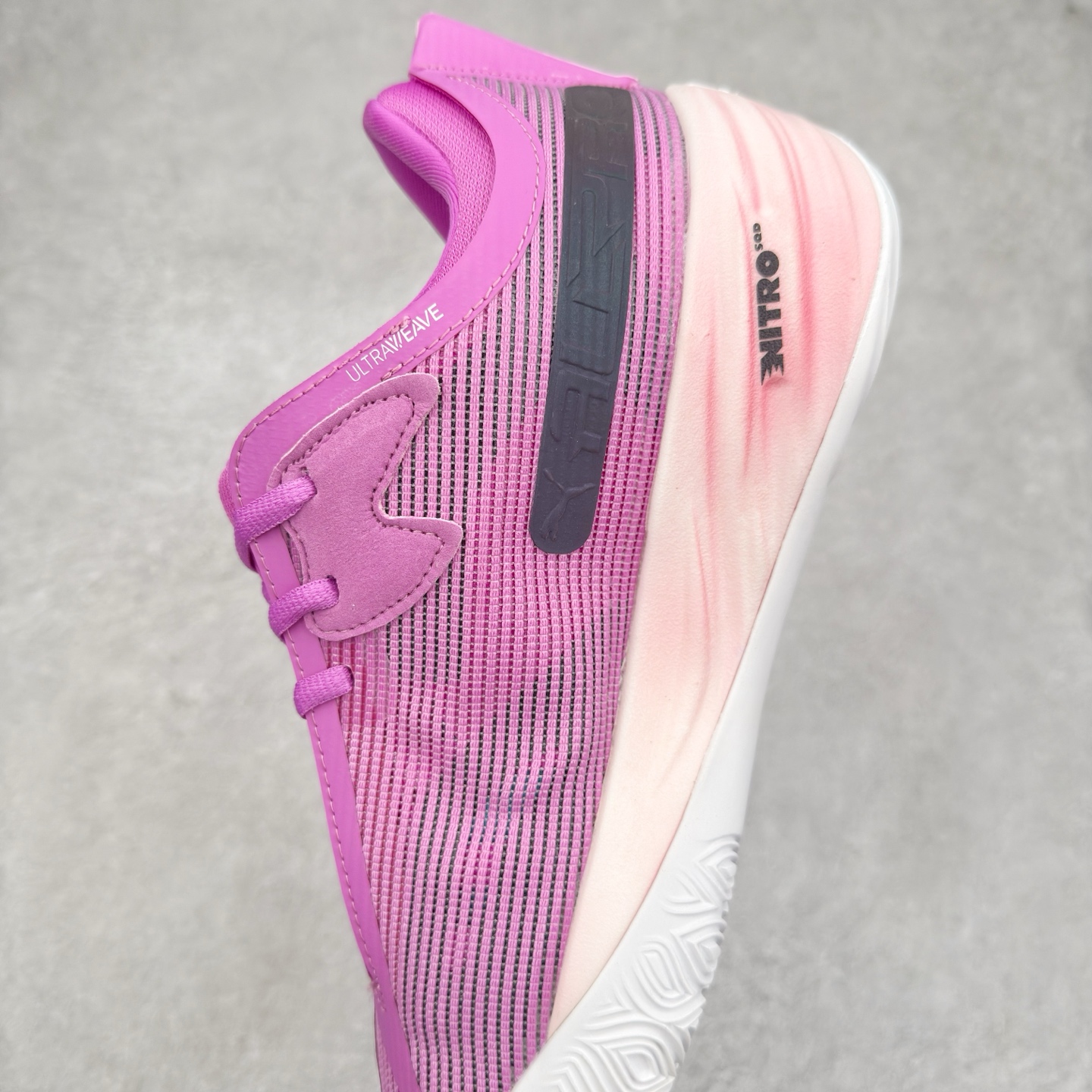 图片[7]-PUMA All-Pro Nitro PE 彪马亨德森签名减震防滑 低帮实战篮球鞋 全新Scoot Zeros签名战靴以斯库特·亨德森所一直遵循的人生箴言“O.D.D（Overly Determined to Dominate）”也作为设计的主要灵感概念，承载着斯库特·亨德森对于赛场以及未来人生的“终极方案” —— 决意主宰。球鞋整体设计充满凌厉感。鞋面以及外底前侧上翻均采用锯齿形状进行处理，而经典的PUMA Formstrip 跑道logo也在边缘辅以锯齿火焰纹进行勾勒，象征着斯库特·亨德森的强力球风。科技配置层面，Scoot Zeros中底则采用PUMA经典的高回弹PROFOAM EVA 材料进行加持，减缓落地冲击并适配球员的强爆发力属性。鞋身两侧经加固的Formstrip跑道Logo不仅是设计元素，也带来强力的锁定支撑。外底则采用高强度实色防滑橡胶，并采用加深的锯齿纹路设计。同时外底在前掌内外则的上翻处理，进一步在极限运动情景下保持高稳定性和支撑性。尺码：40 40.5 41 42 42.5 43 44 44.5 45 46-选品中心